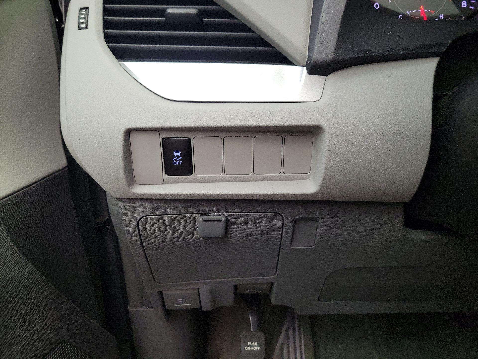Thumbnail: 2016 Toyota Sienna - 13