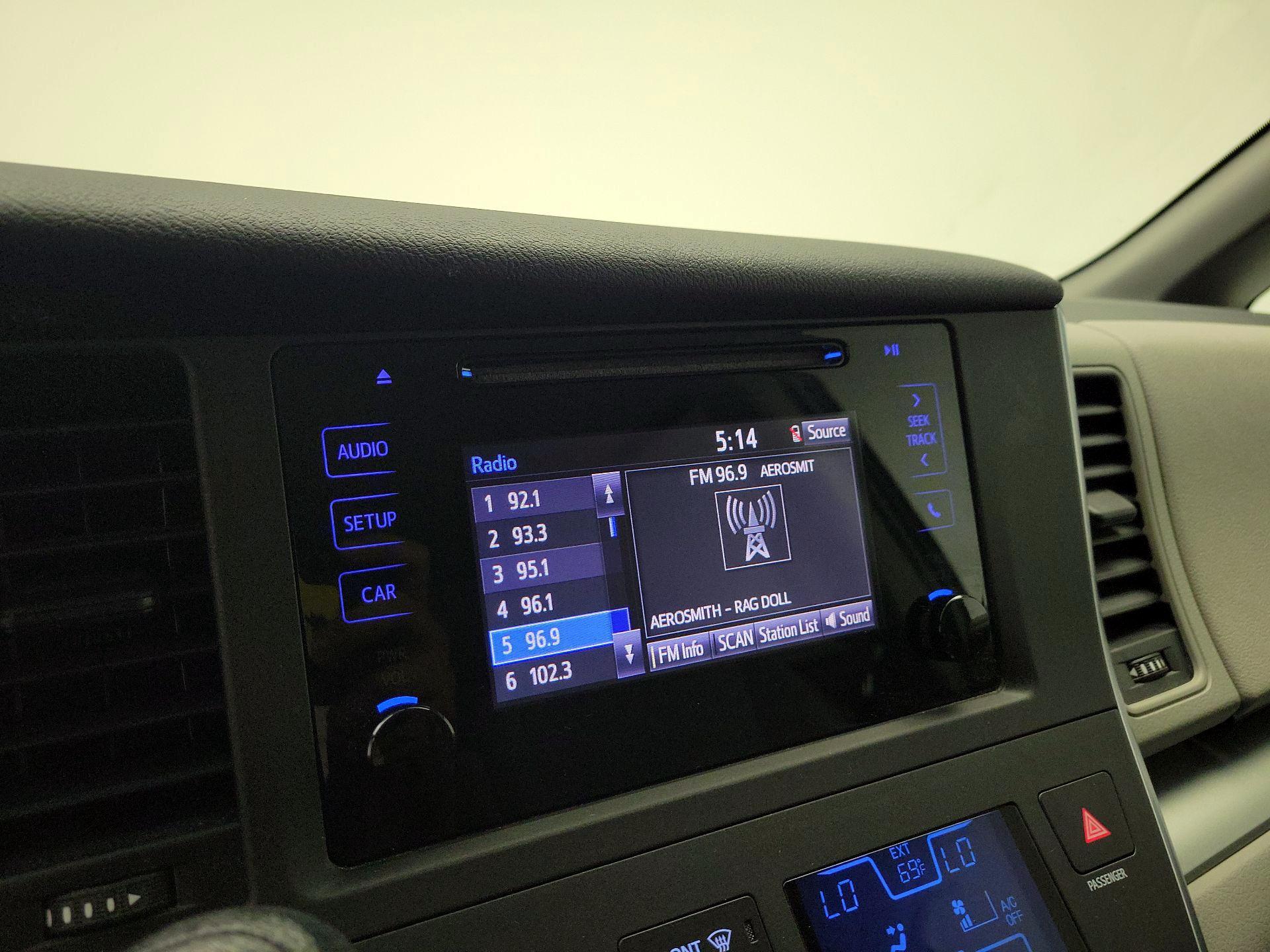Thumbnail: 2016 Toyota Sienna - 15