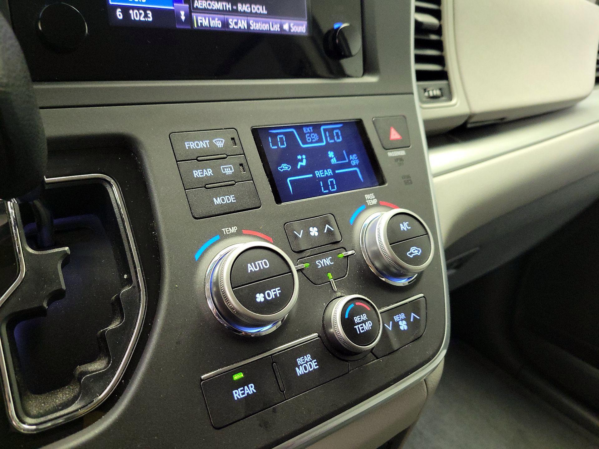 Thumbnail: 2016 Toyota Sienna - 16