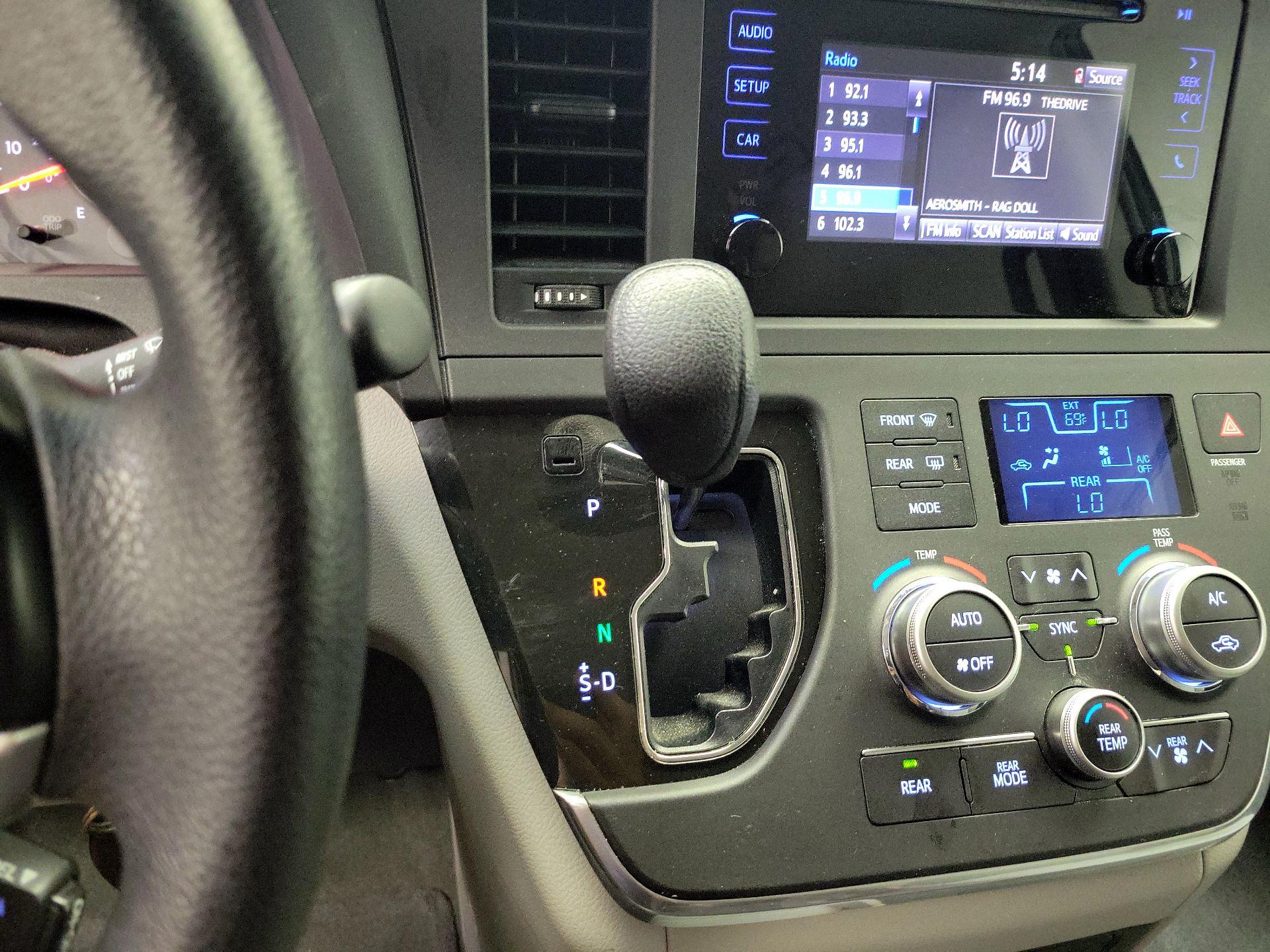 Thumbnail: 2016 Toyota Sienna - 17