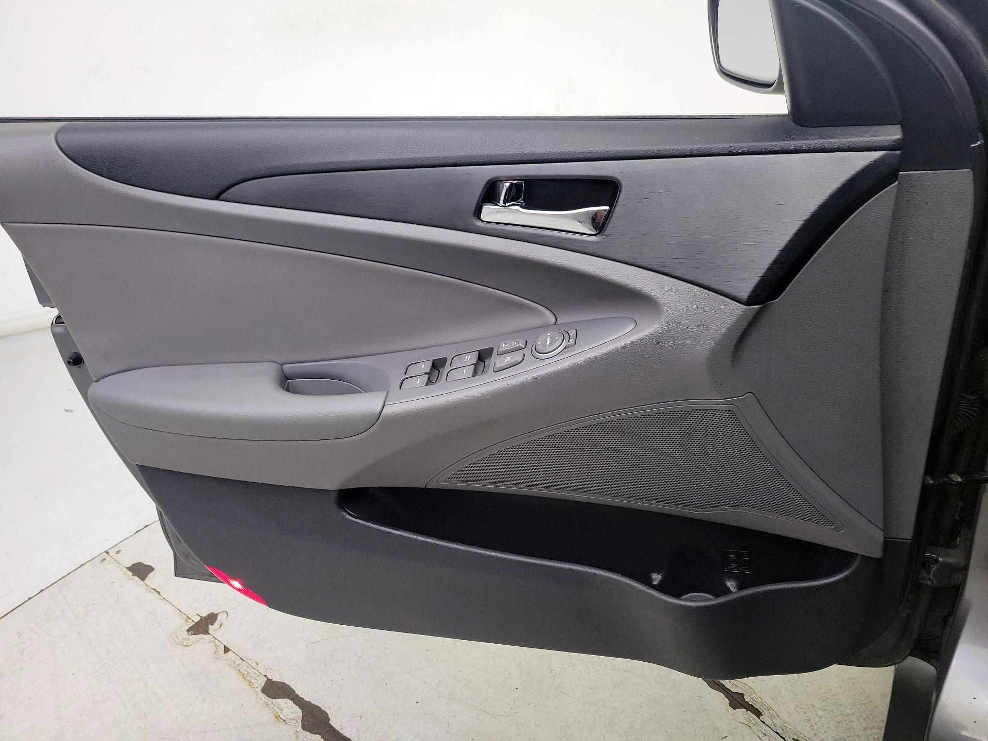 Thumbnail: 2013 Hyundai Sonata - 12