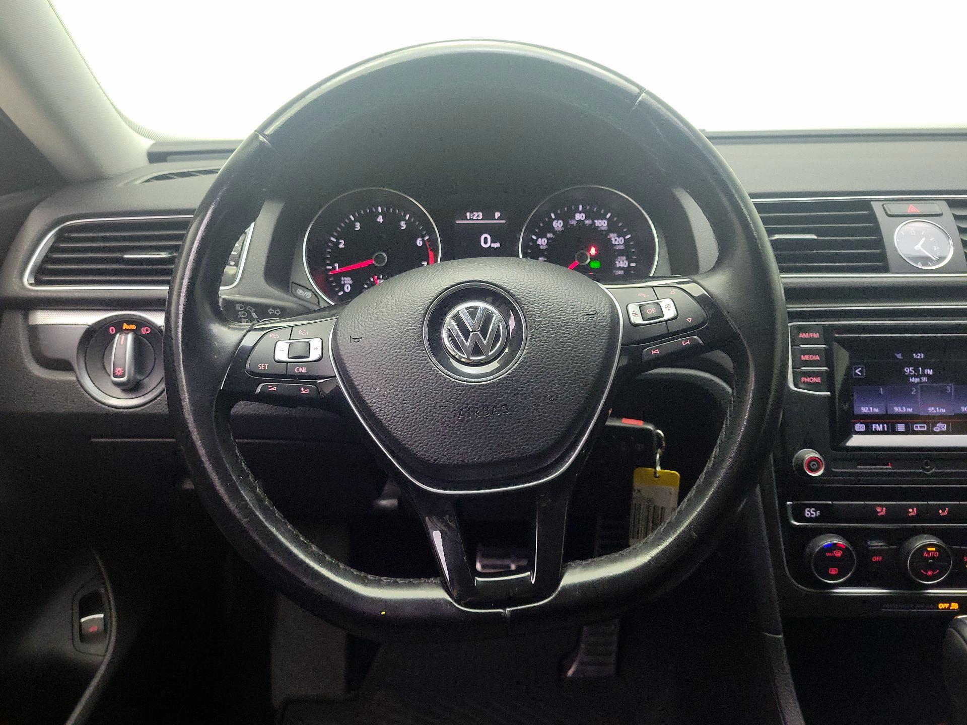 Thumbnail: 2016 Volkswagen Passat - 10