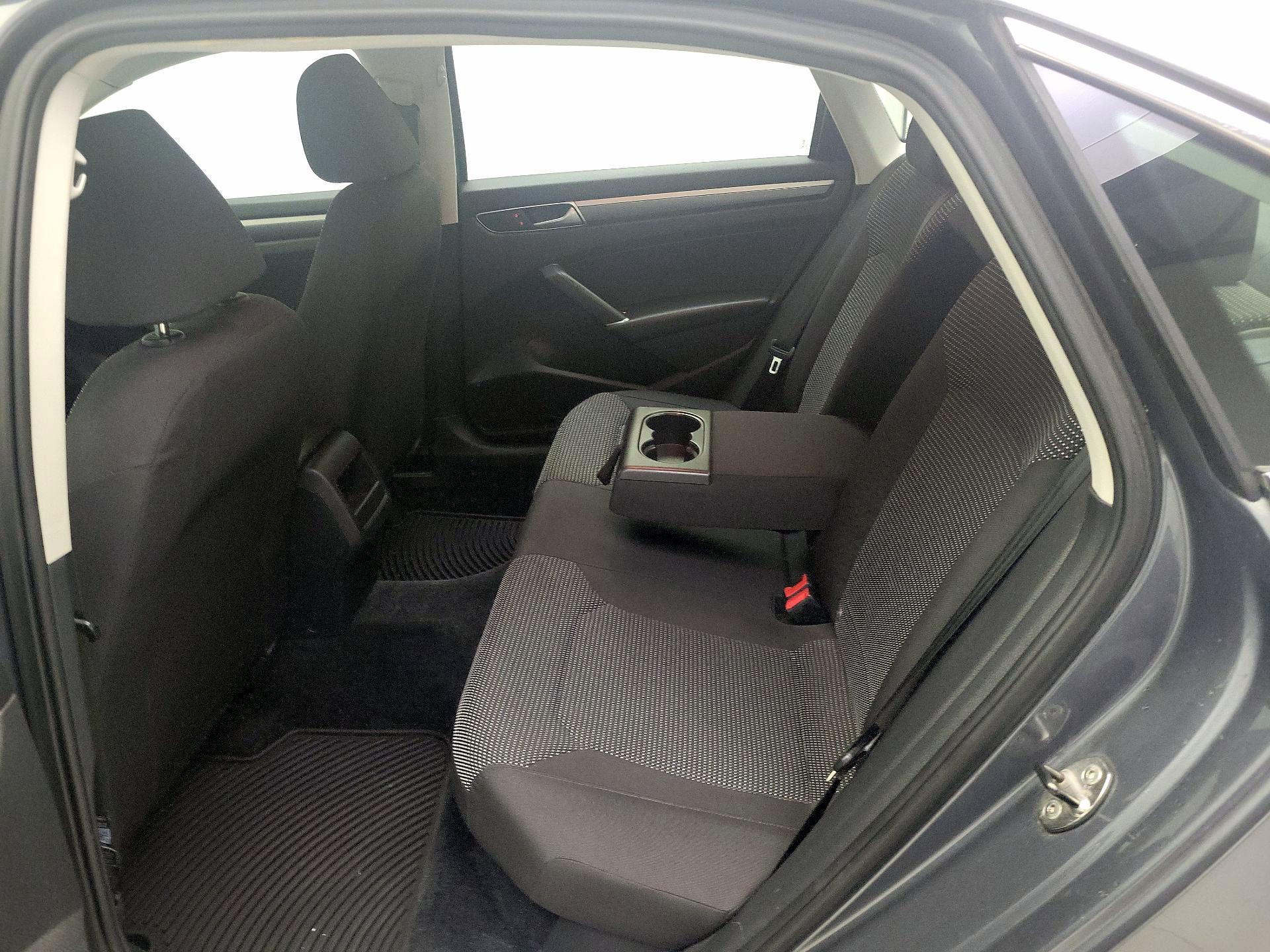 Thumbnail: 2016 Volkswagen Passat - 19
