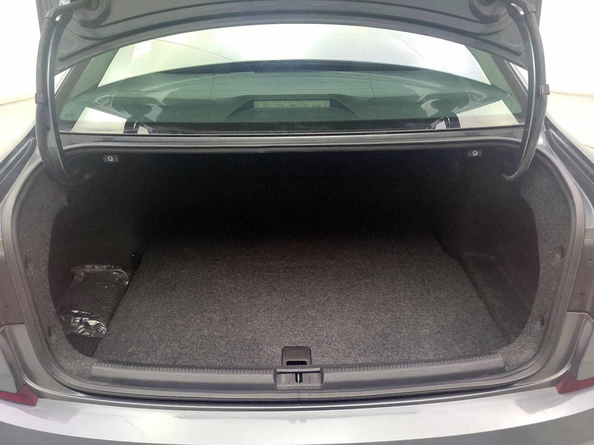 Thumbnail: 2016 Volkswagen Passat - 20