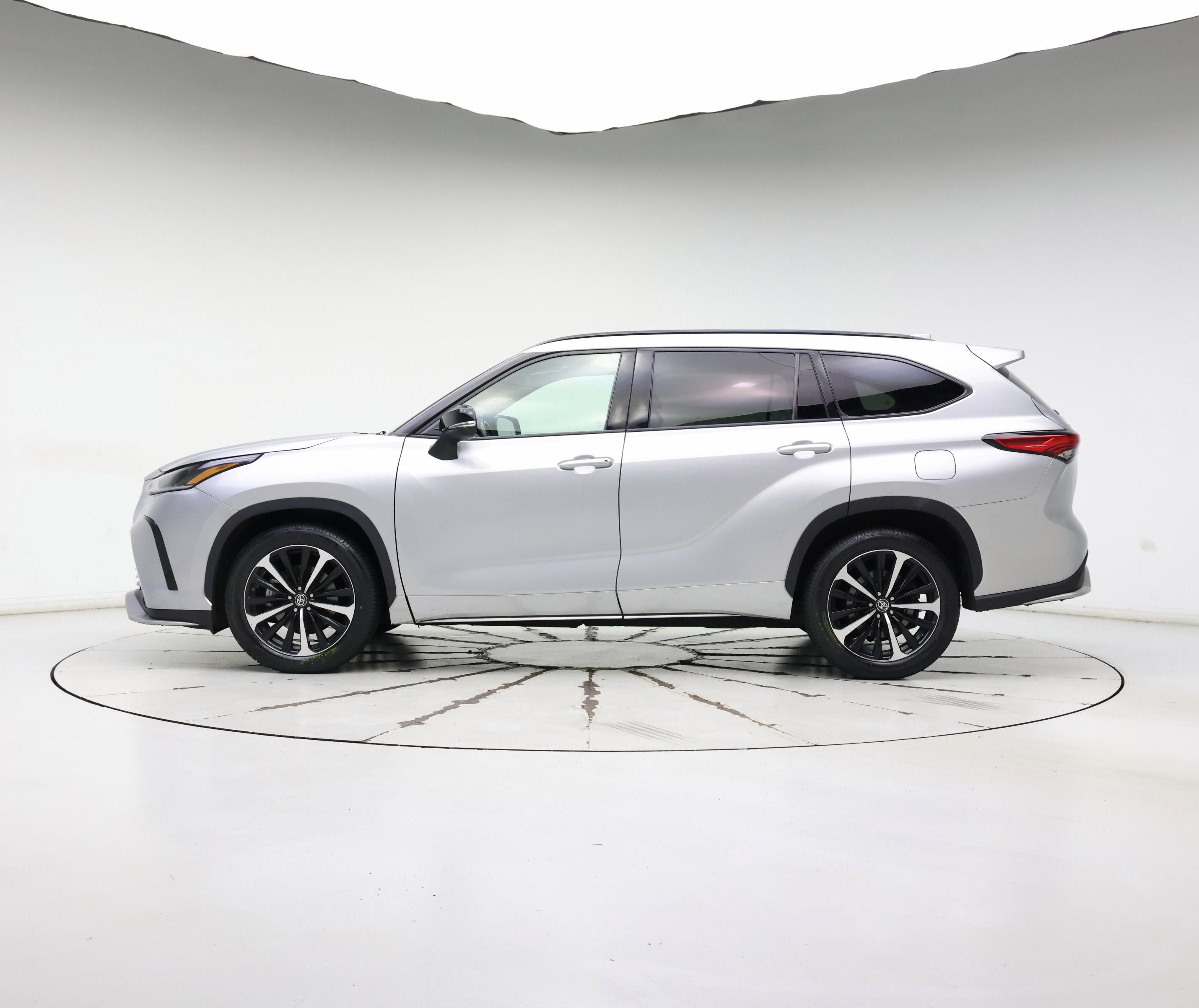 Thumbnail: 2021 Toyota Highlander - 3