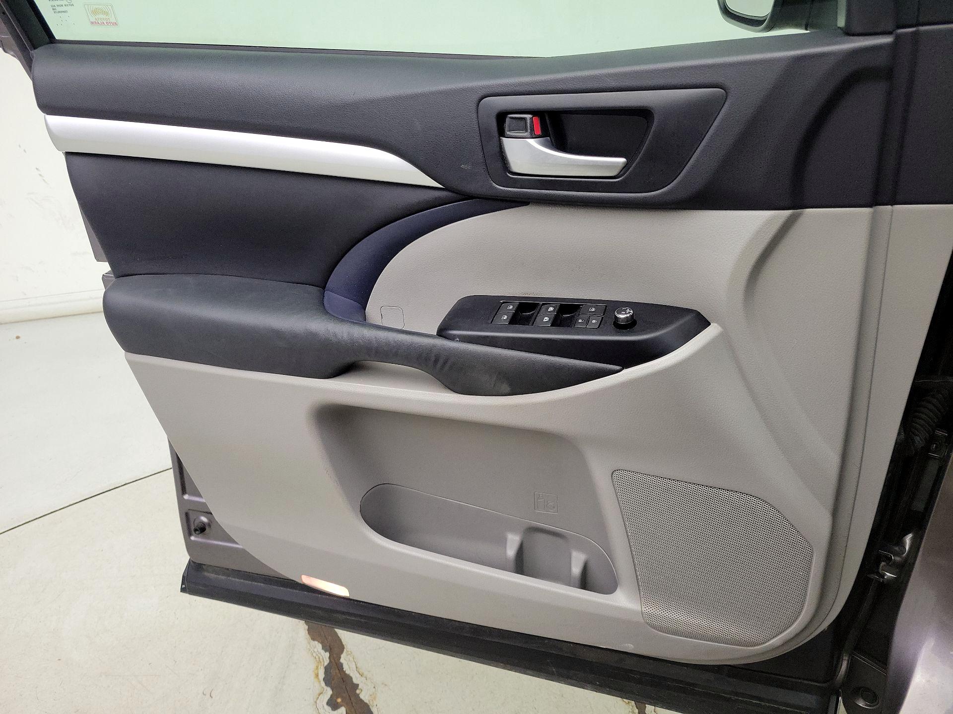 Thumbnail: 2015 Toyota Highlander - 12