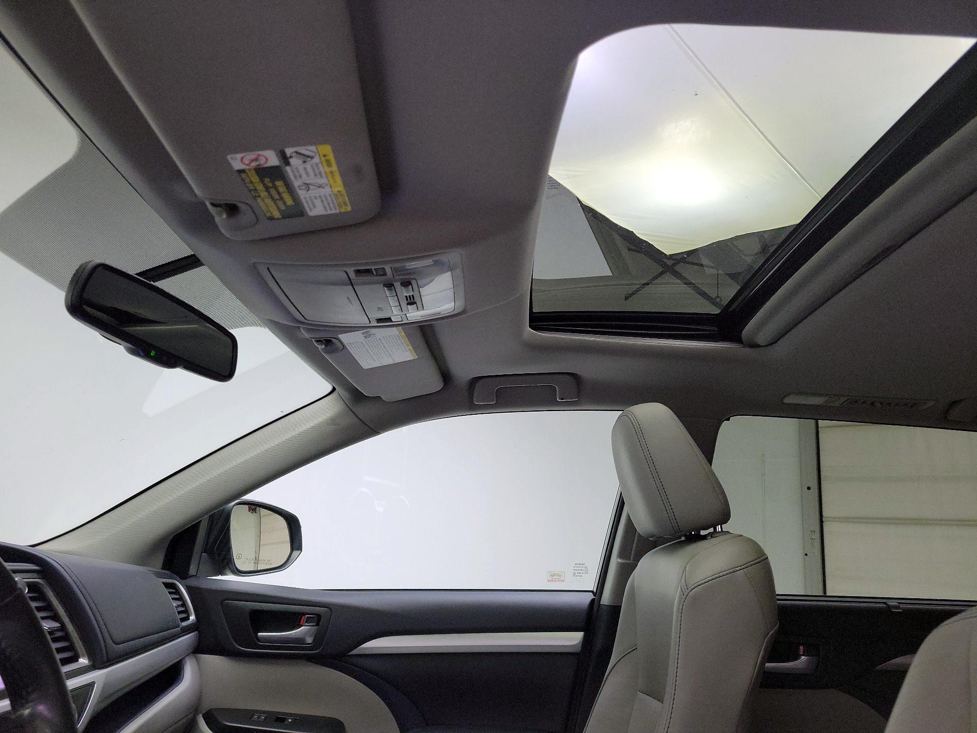 Thumbnail: 2015 Toyota Highlander - 20