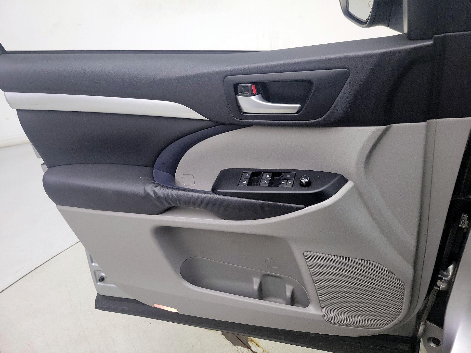 Thumbnail: 2015 Toyota Highlander - 12