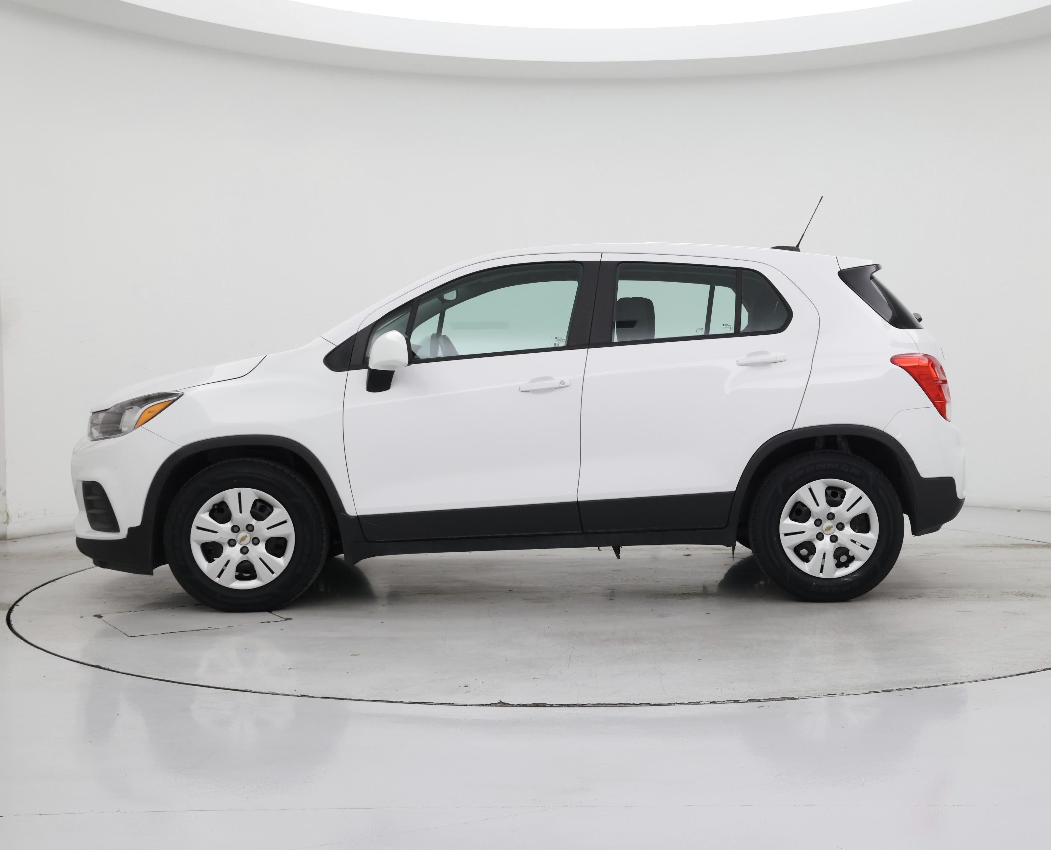 Thumbnail: 2017 Chevrolet Trax - 3