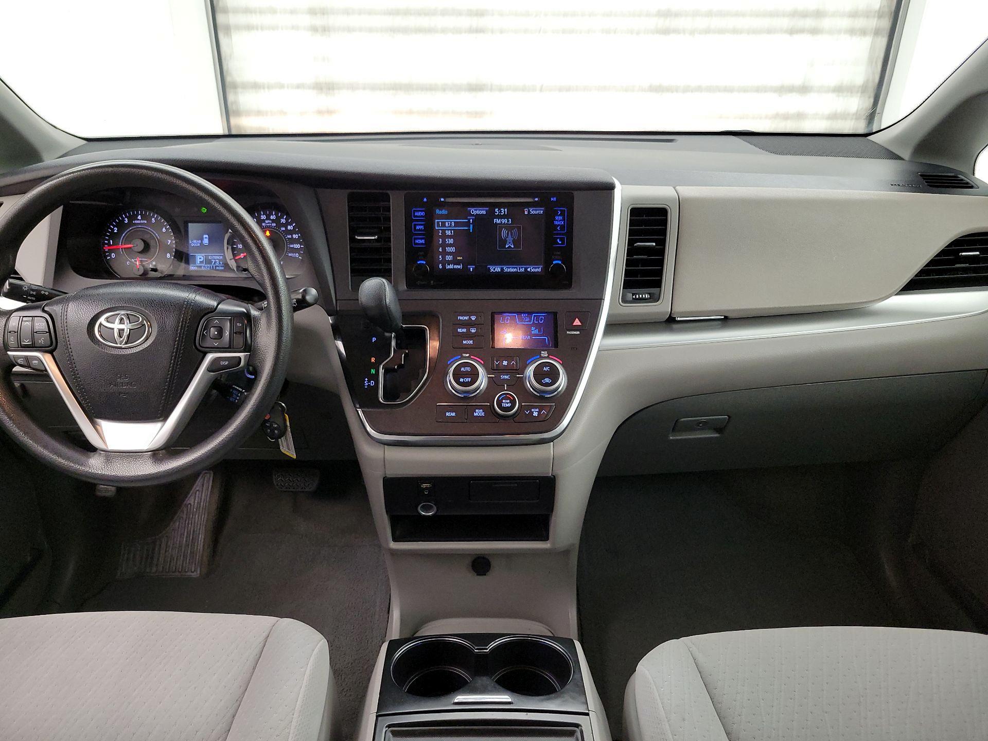 Thumbnail: 2015 Toyota Sienna - 9