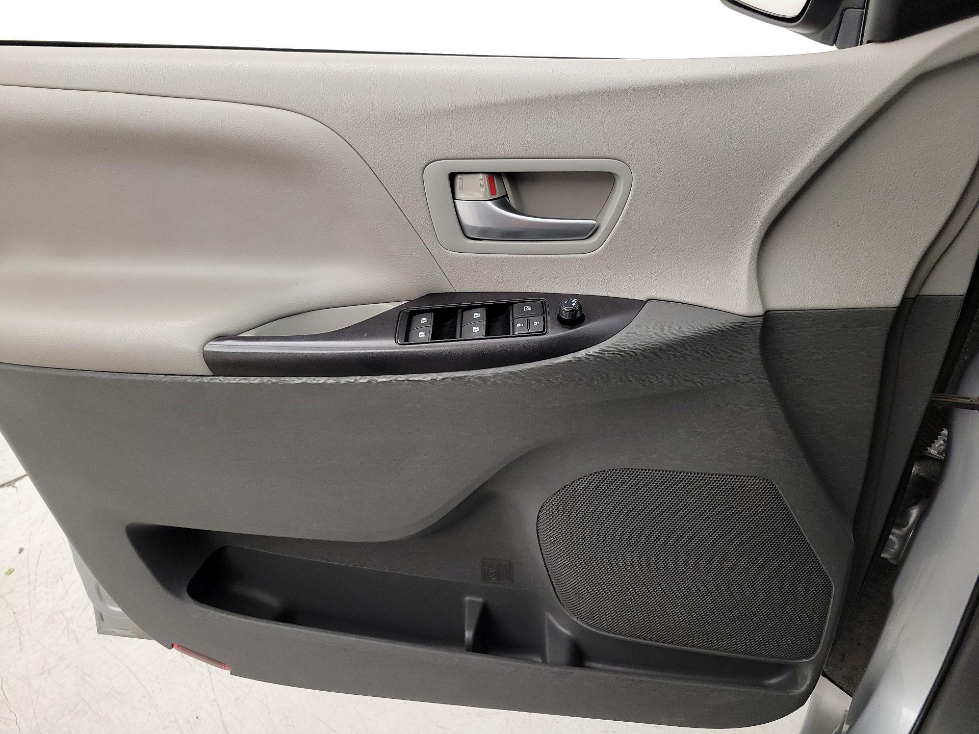 Thumbnail: 2015 Toyota Sienna - 12