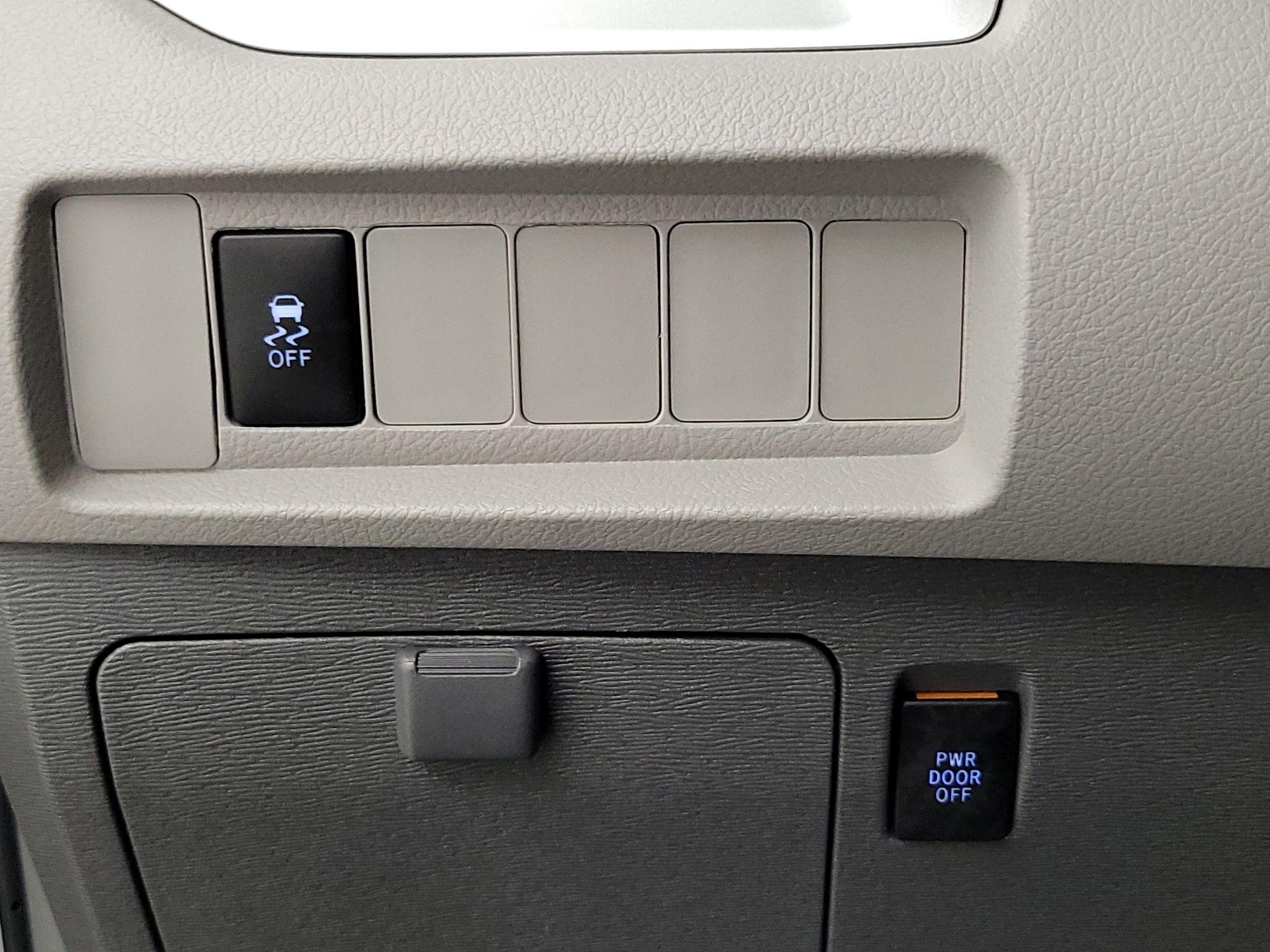 Thumbnail: 2015 Toyota Sienna - 13