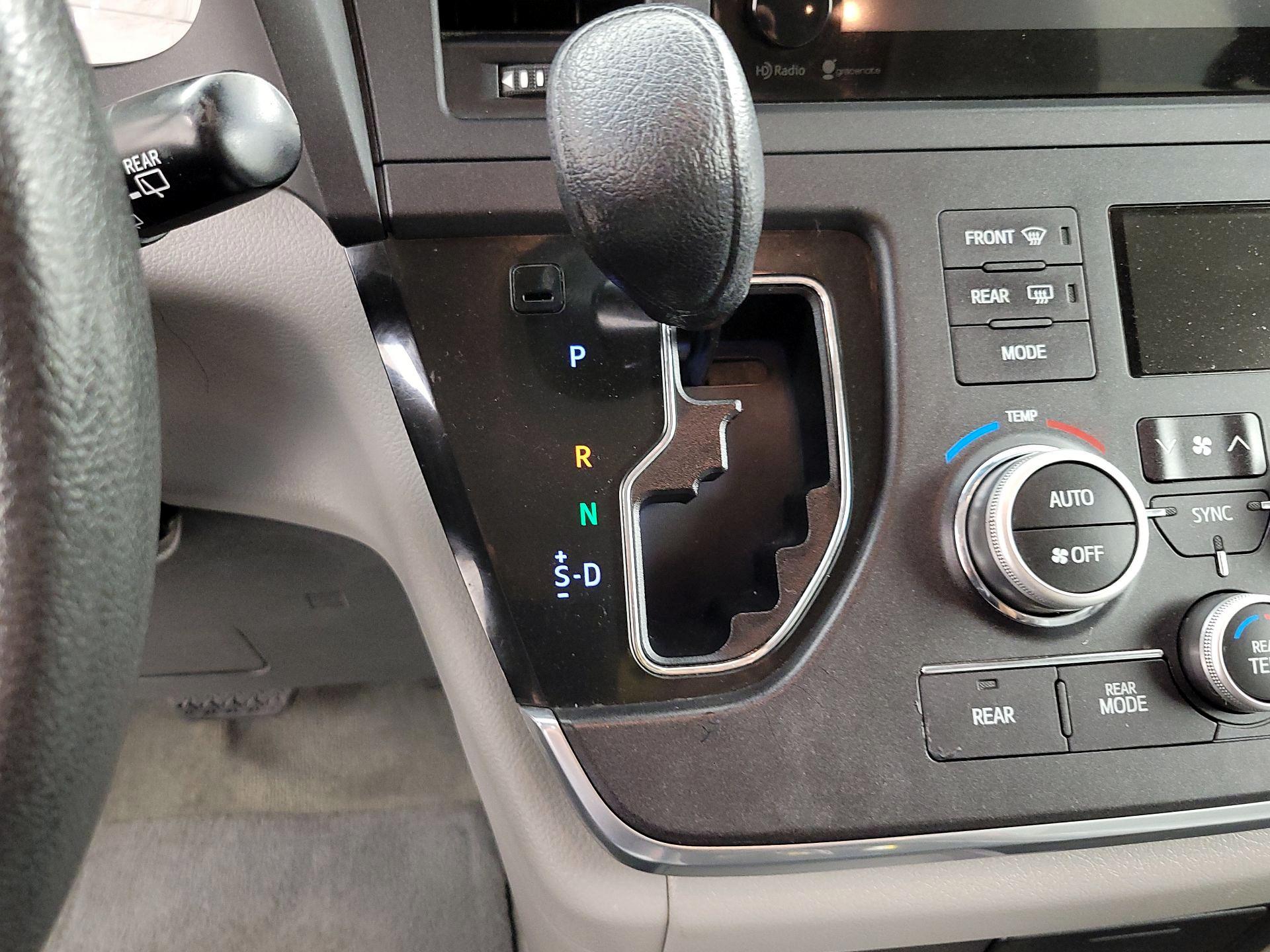 Thumbnail: 2015 Toyota Sienna - 17
