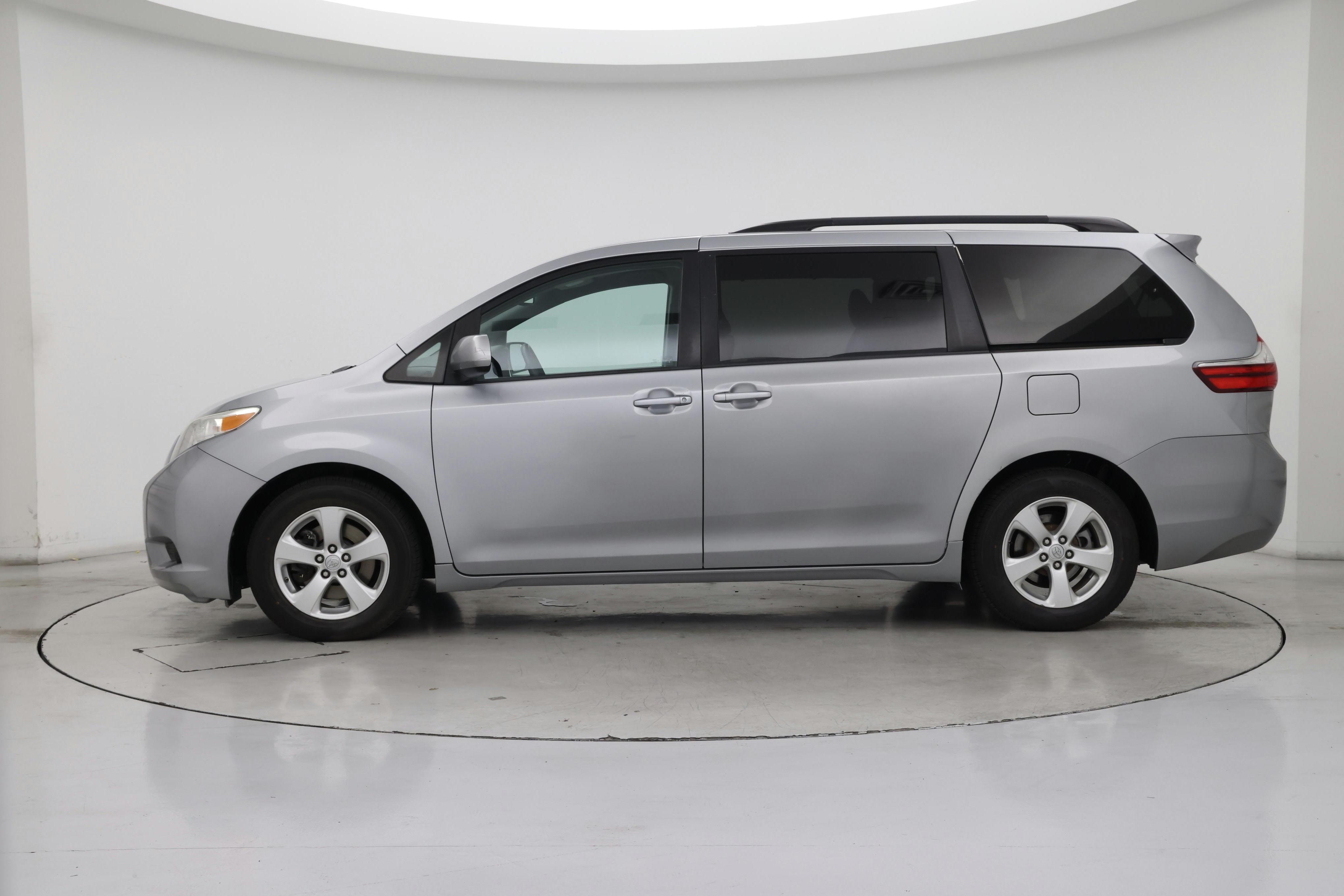 Thumbnail: 2015 Toyota Sienna - 3
