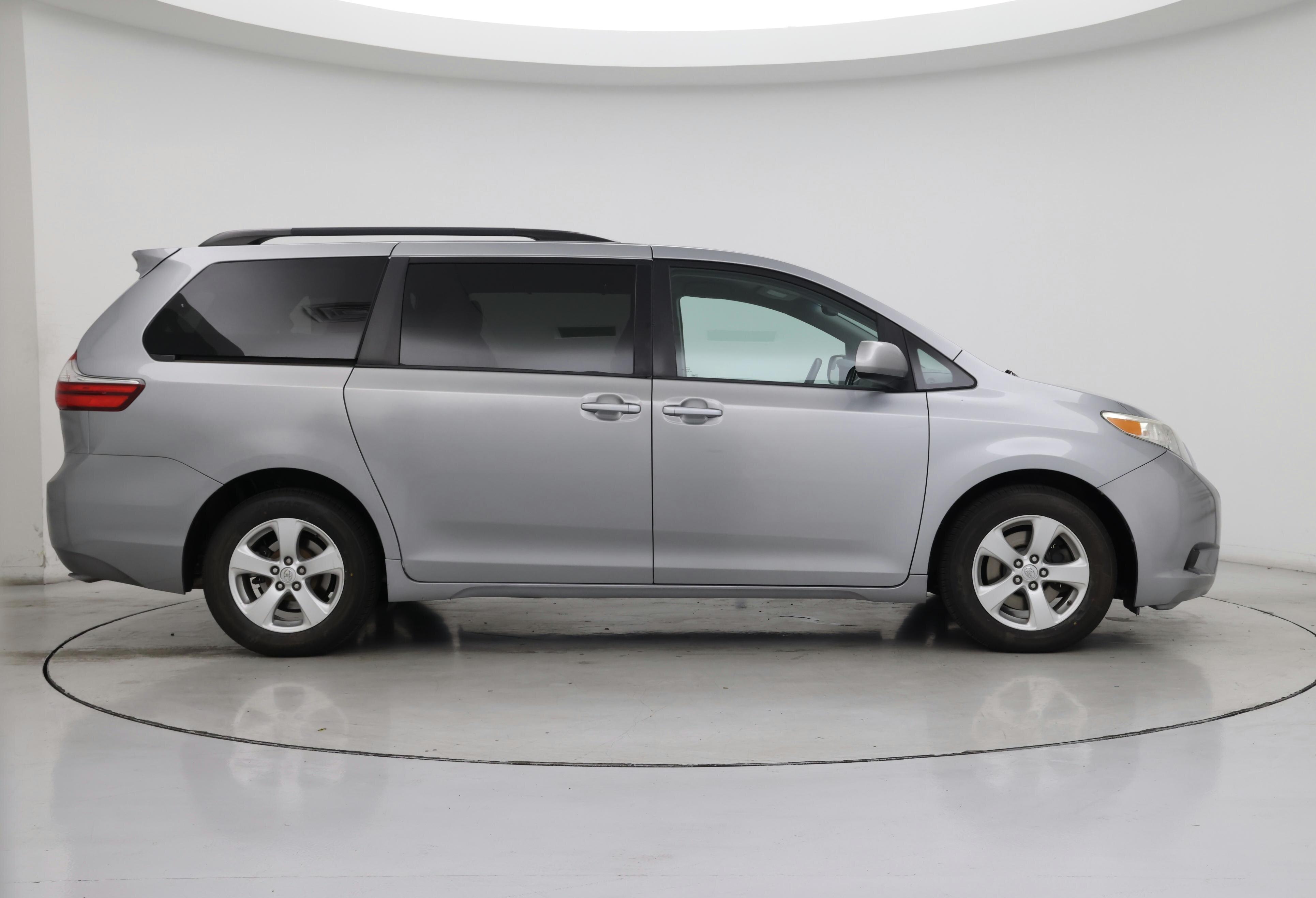 Thumbnail: 2015 Toyota Sienna - 7