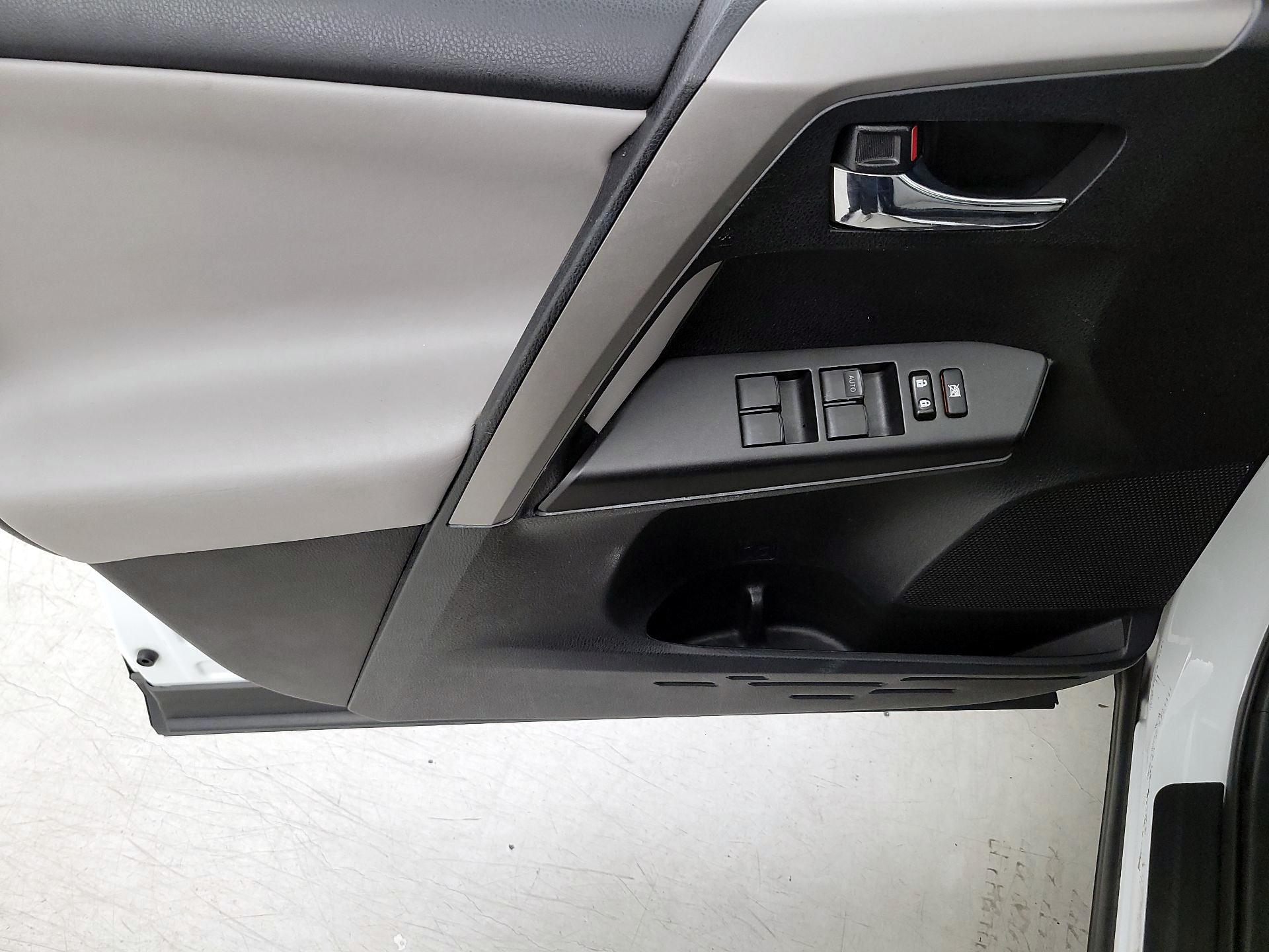 Thumbnail: 2018 Toyota RAV4 - 12