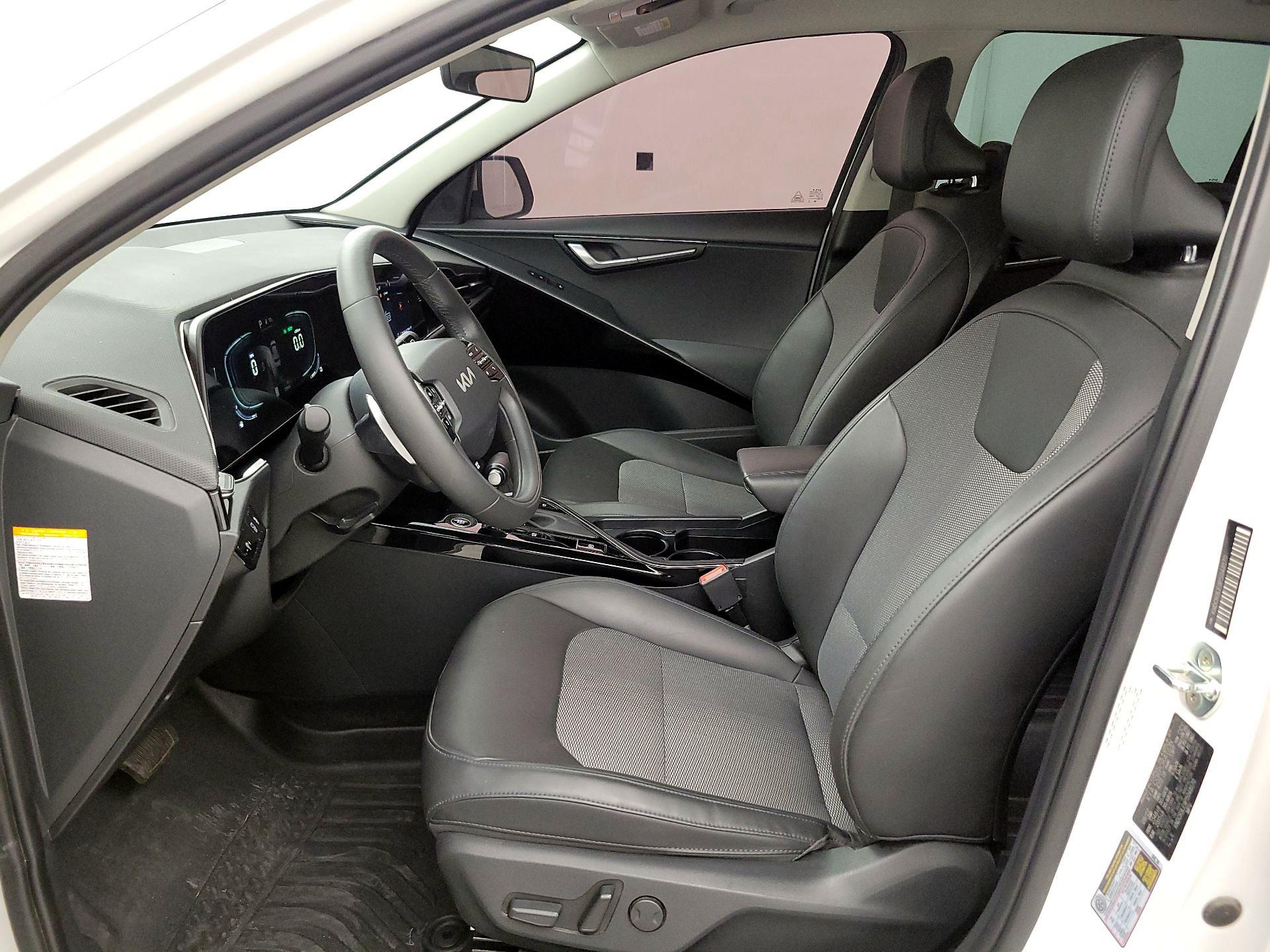 Thumbnail: 2023 Kia Niro - 11