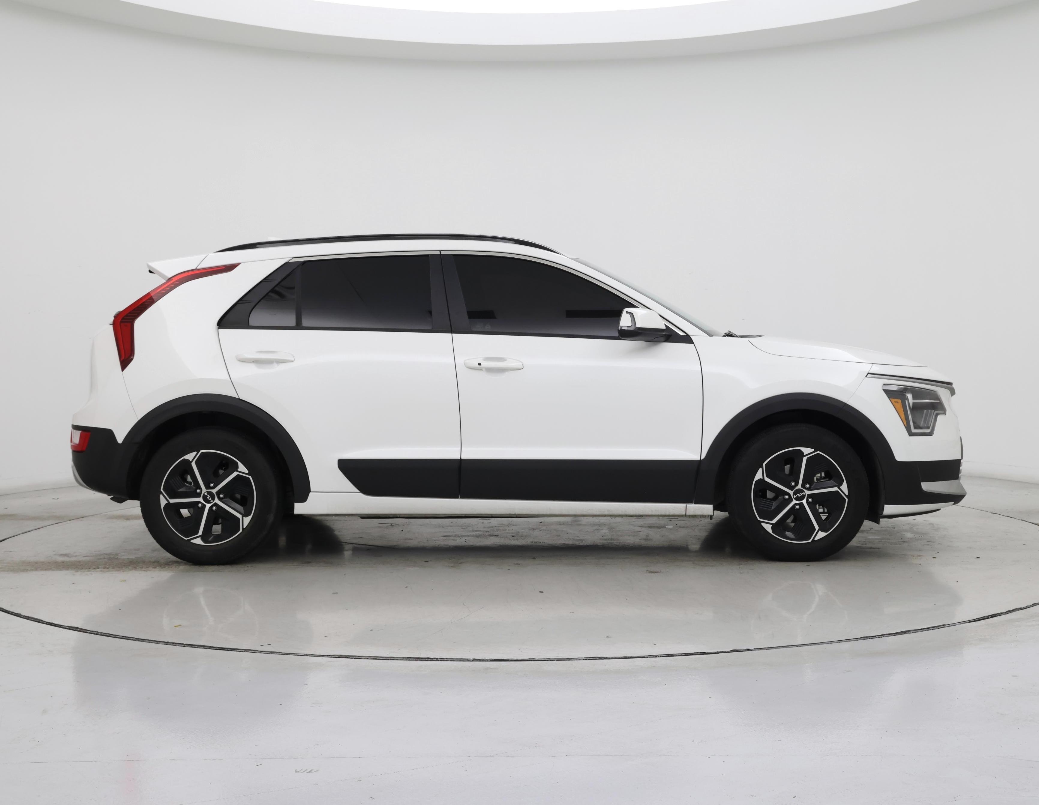 Thumbnail: 2023 Kia Niro - 7