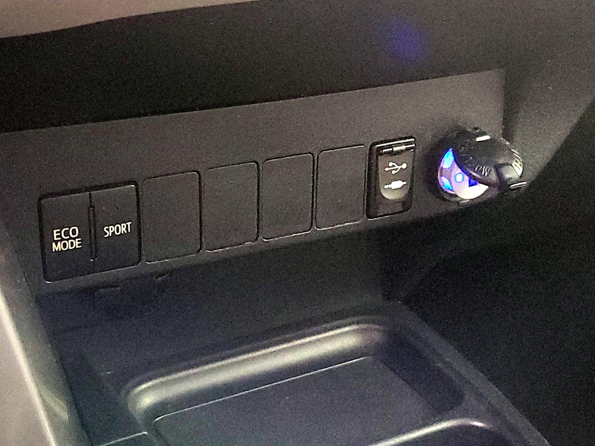 Thumbnail: 2017 Toyota RAV4 - 18