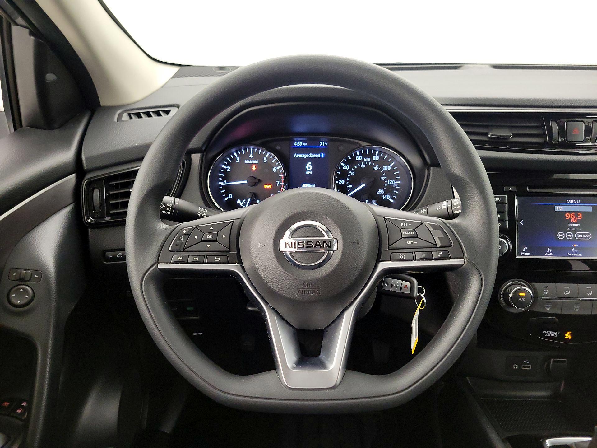Thumbnail: 2021 Nissan Rogue Sport - 10