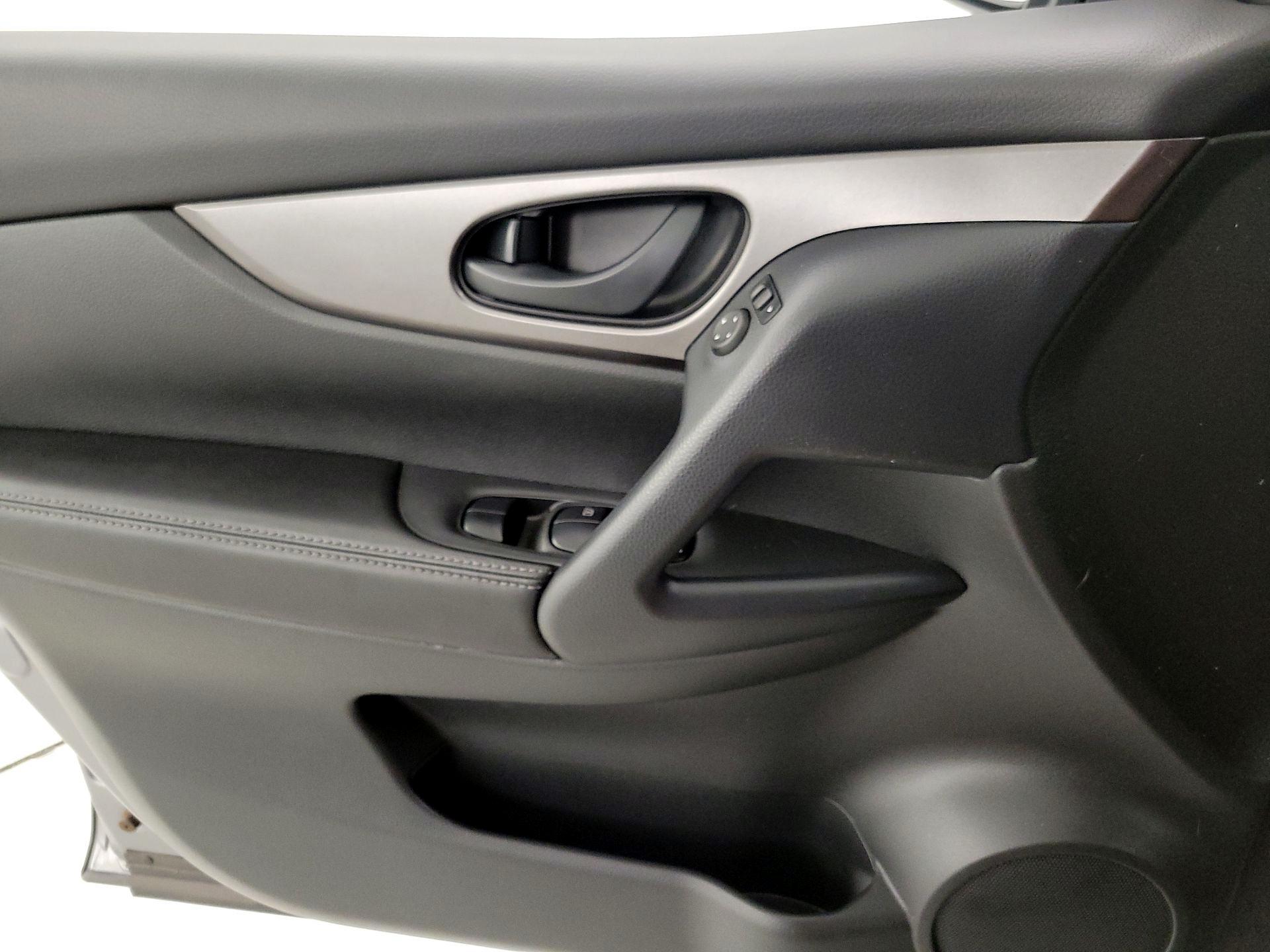 Thumbnail: 2021 Nissan Rogue Sport - 12