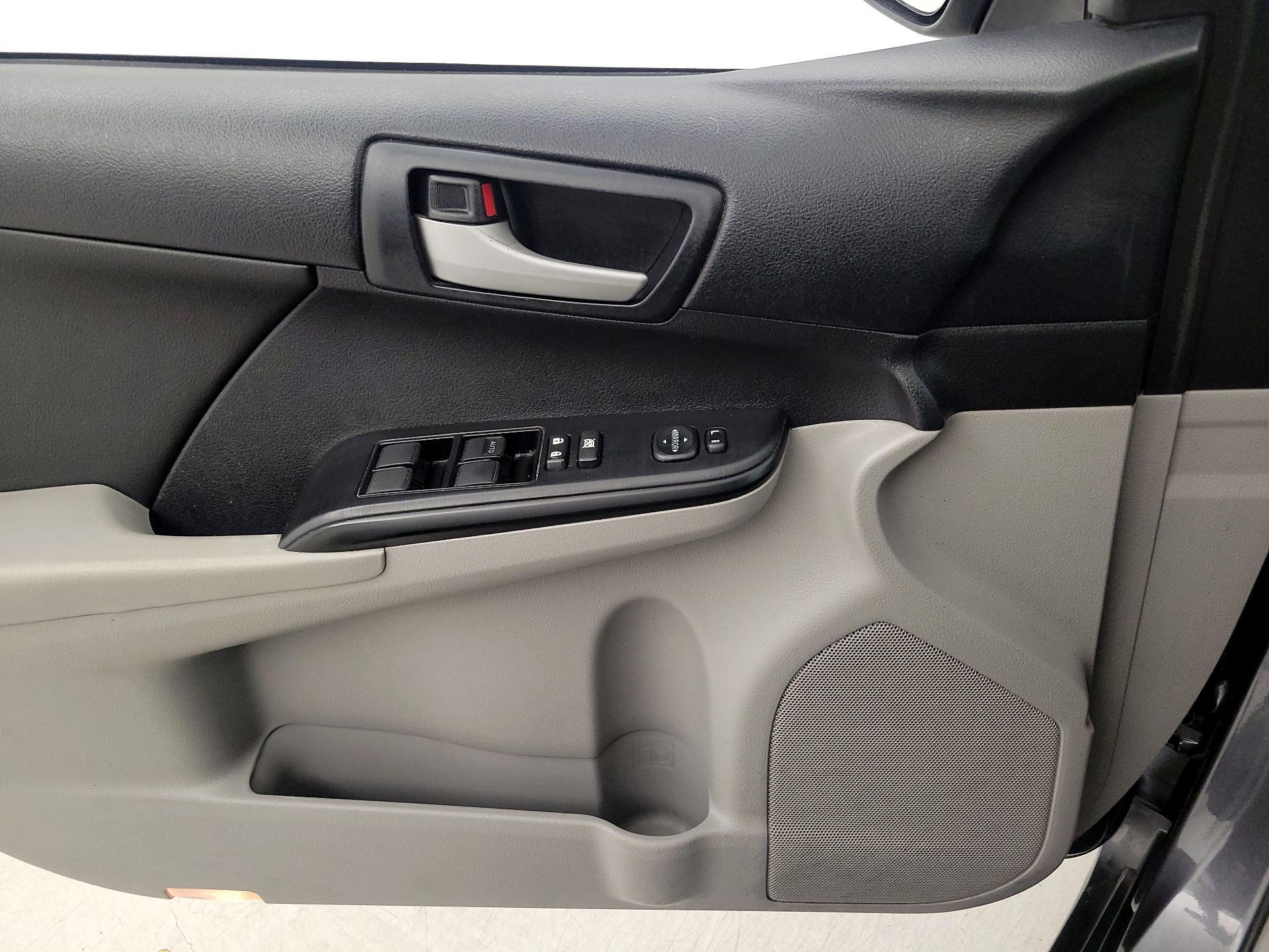 Thumbnail: 2014 Toyota Camry - 12