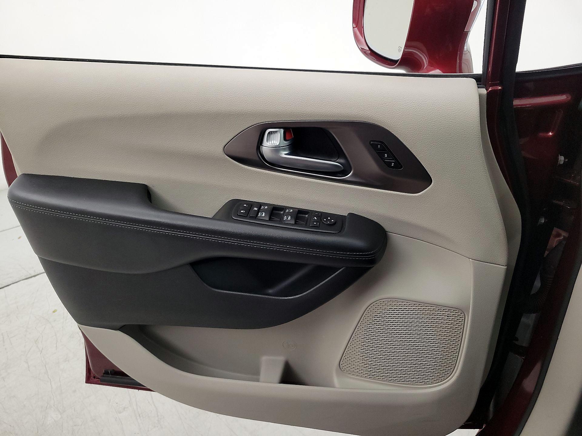 Thumbnail: 2018 Chrysler Pacifica - 12