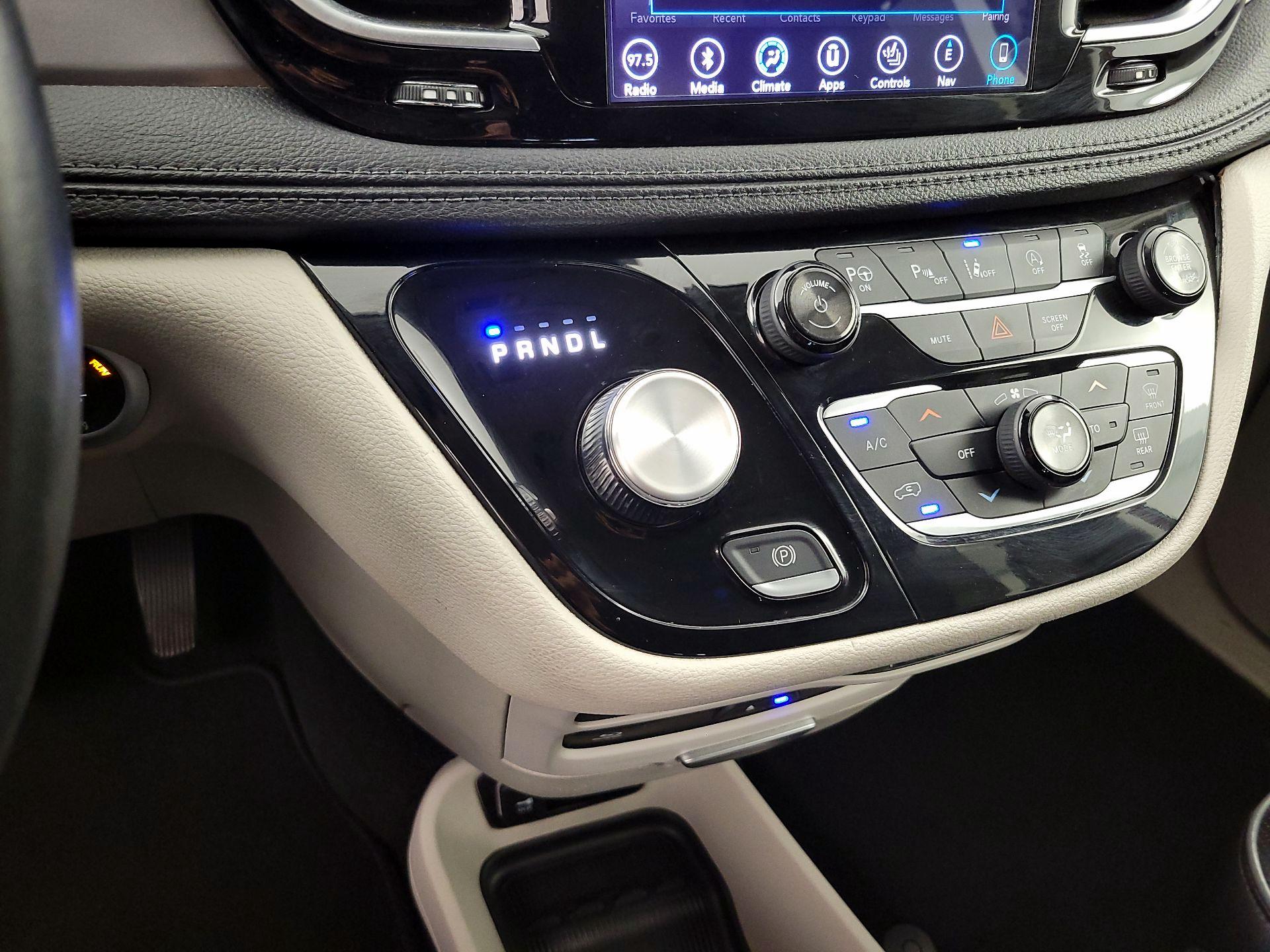 Thumbnail: 2018 Chrysler Pacifica - 18