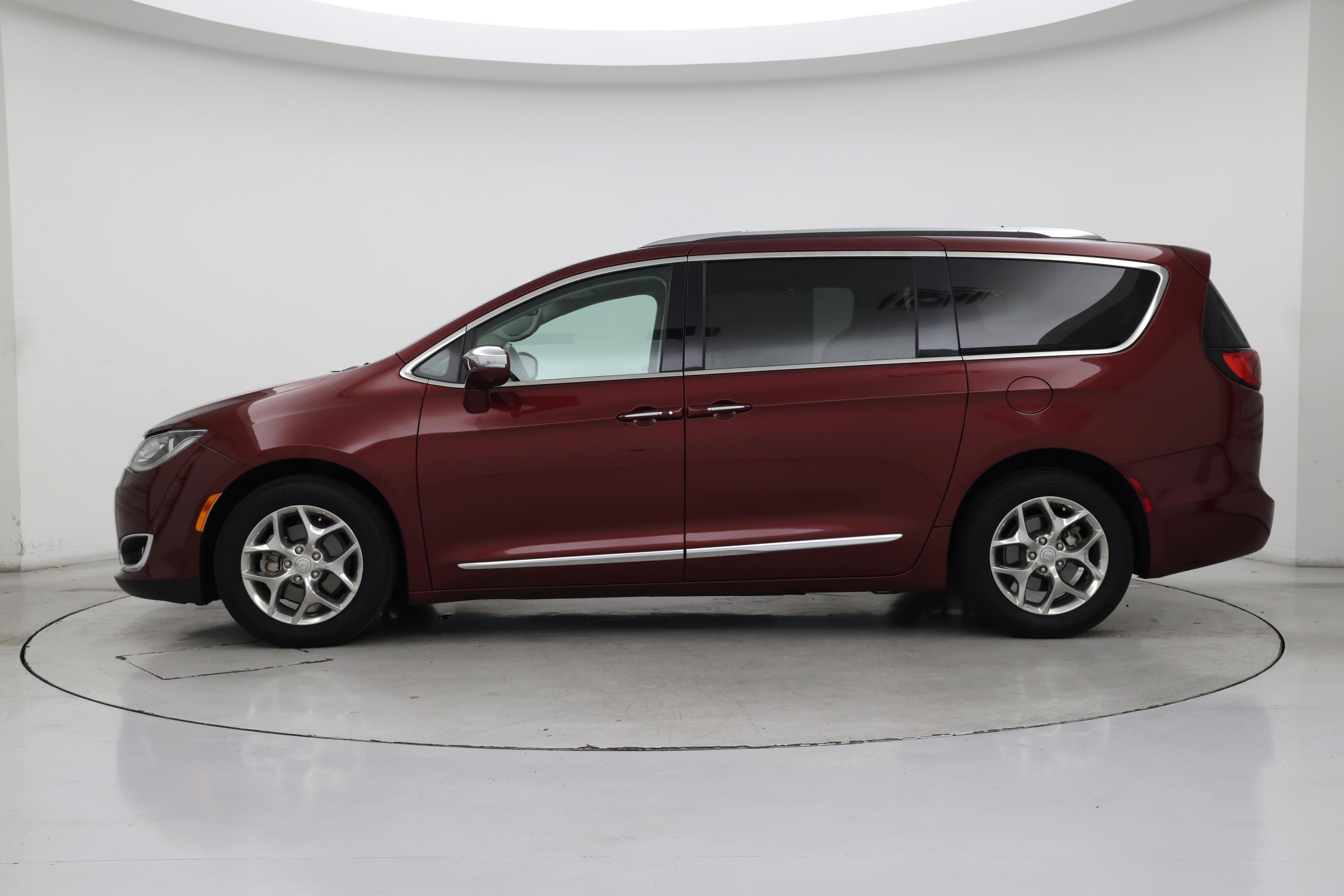 Thumbnail: 2018 Chrysler Pacifica - 3