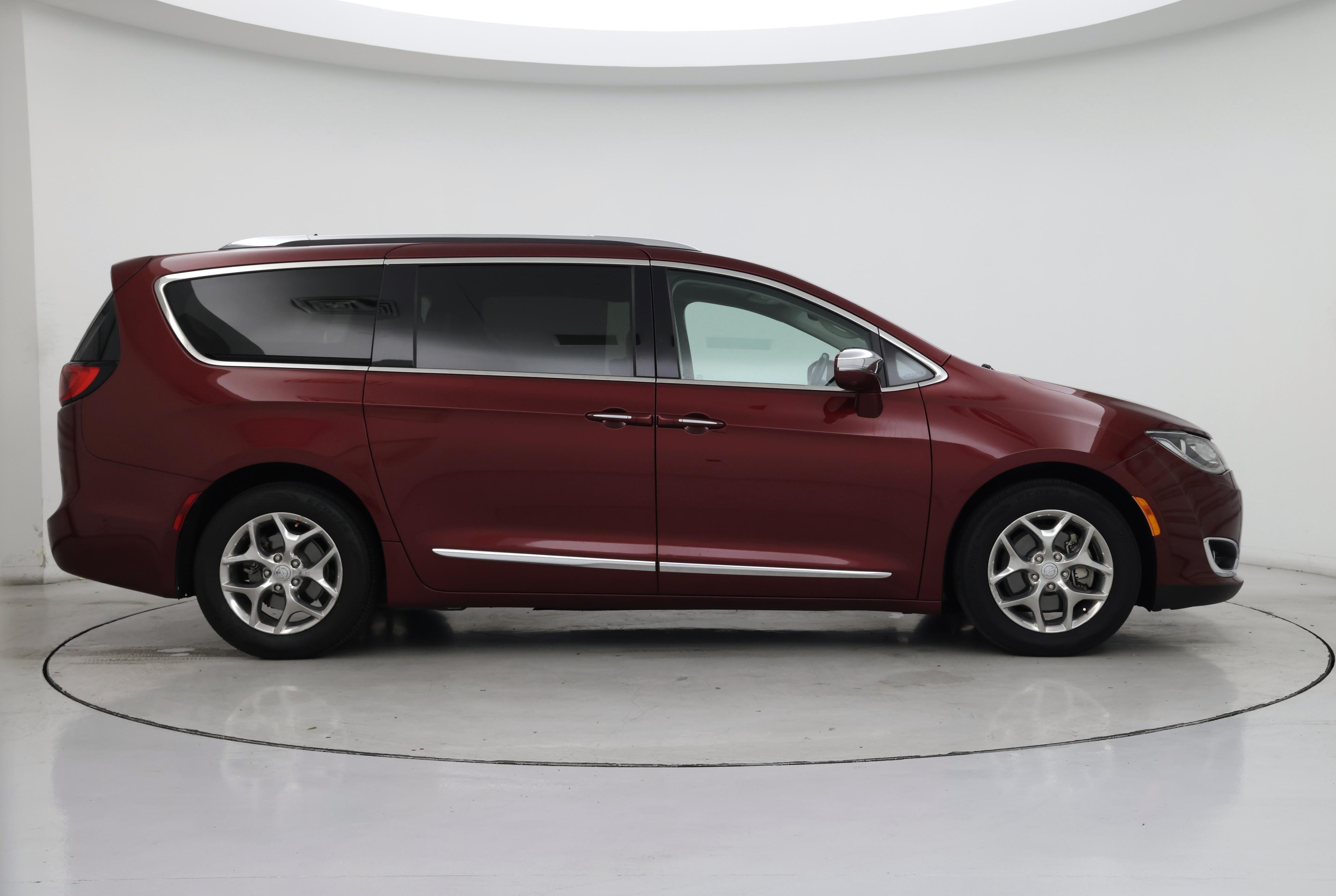 Thumbnail: 2018 Chrysler Pacifica - 7