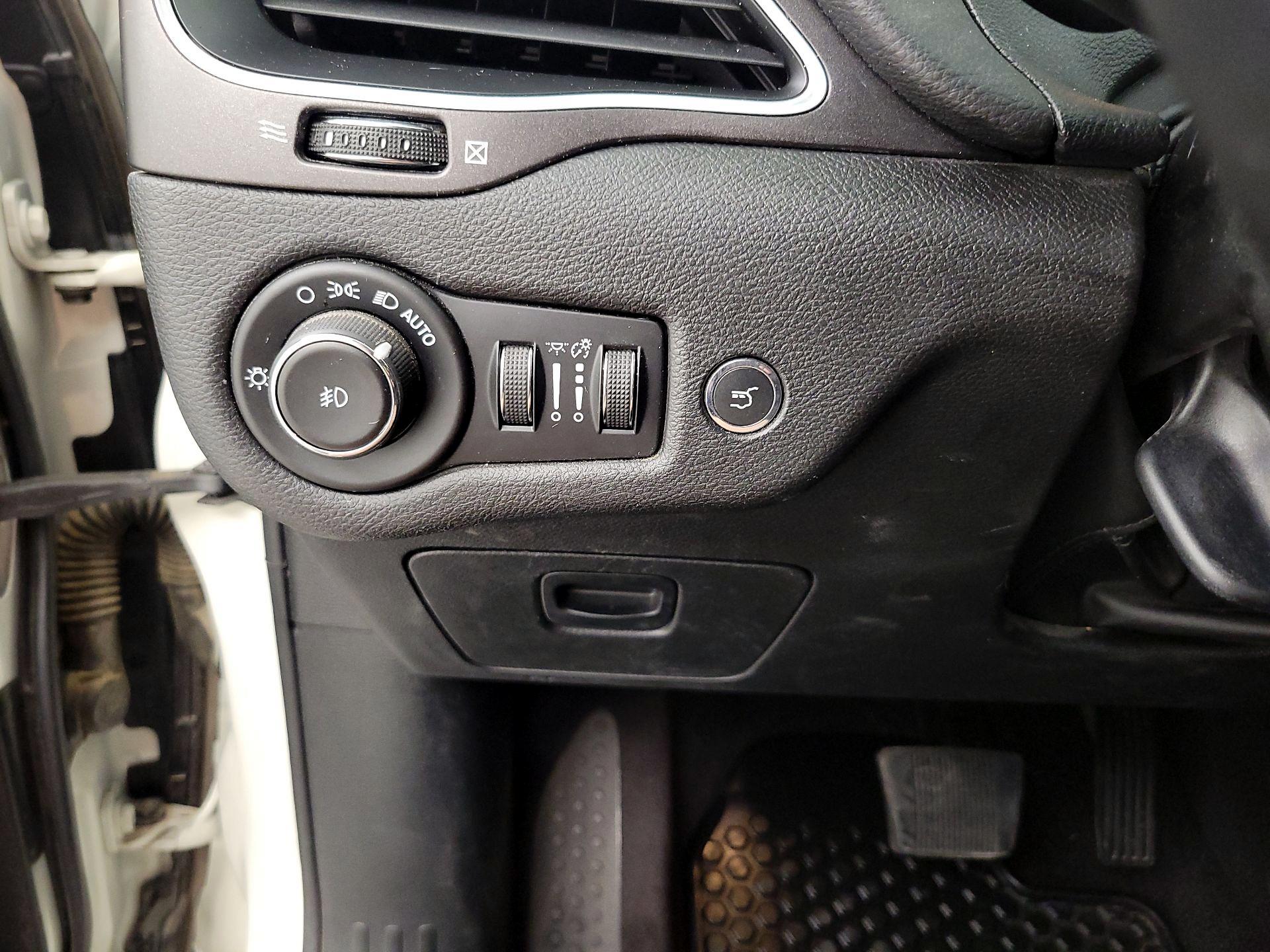 Thumbnail: 2019 Jeep Cherokee - 13