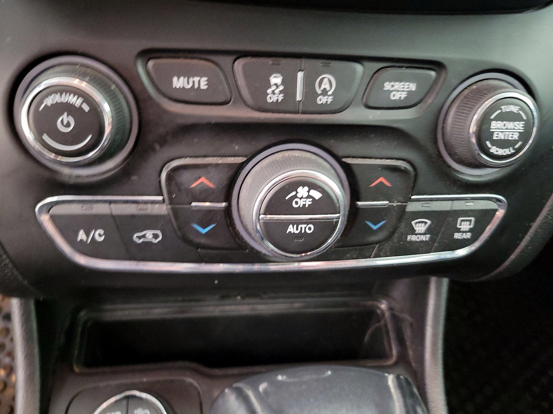 Thumbnail: 2019 Jeep Cherokee - 16