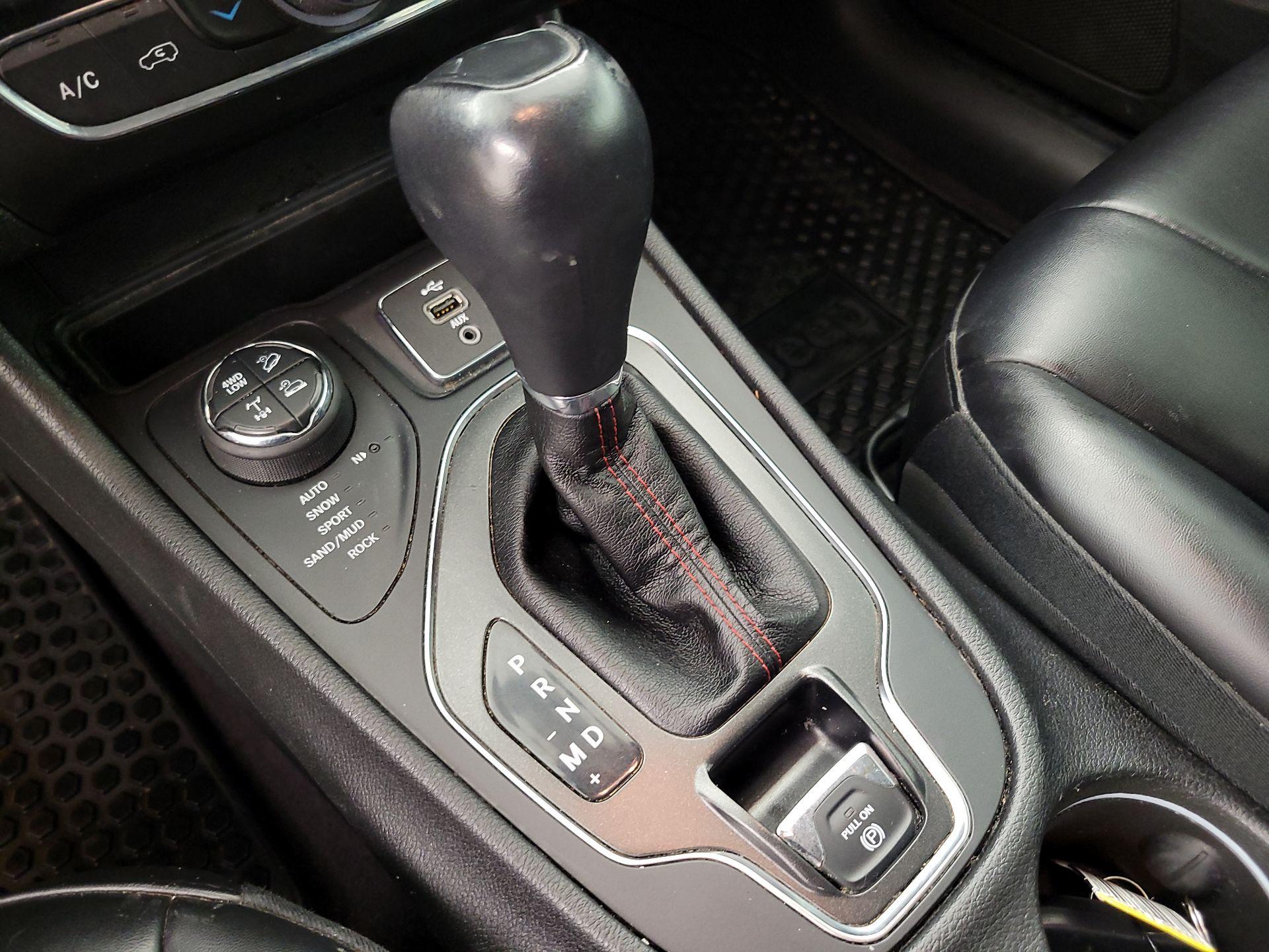 Thumbnail: 2019 Jeep Cherokee - 17