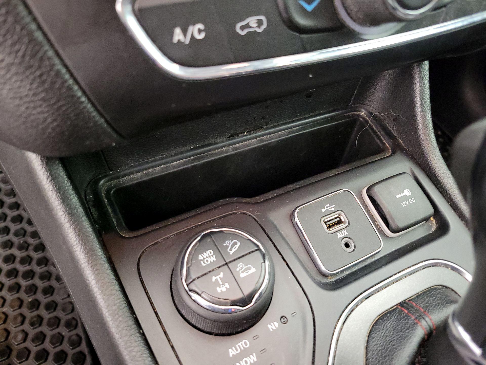 Thumbnail: 2019 Jeep Cherokee - 18