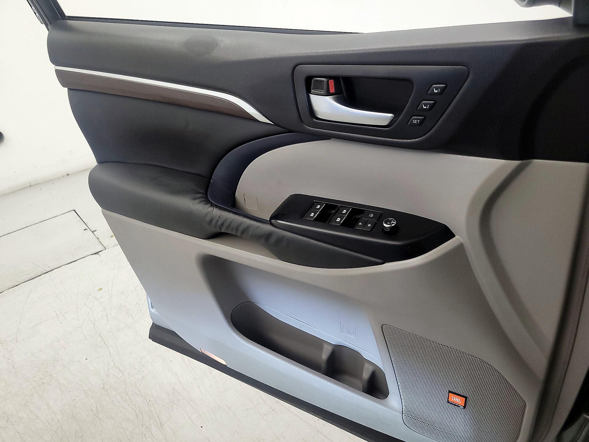 Thumbnail: 2015 Toyota Highlander - 12
