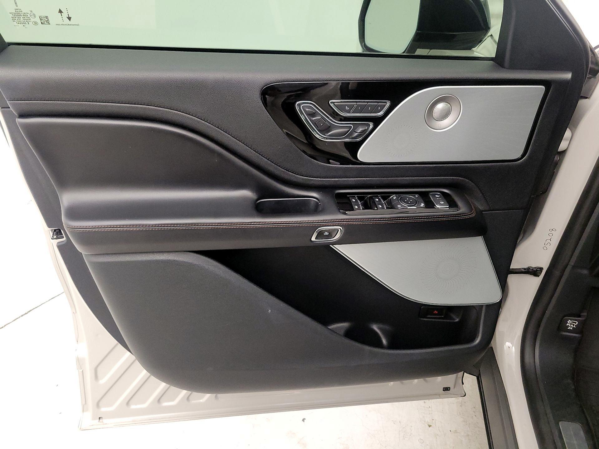Thumbnail: 2020 Lincoln Aviator - 12