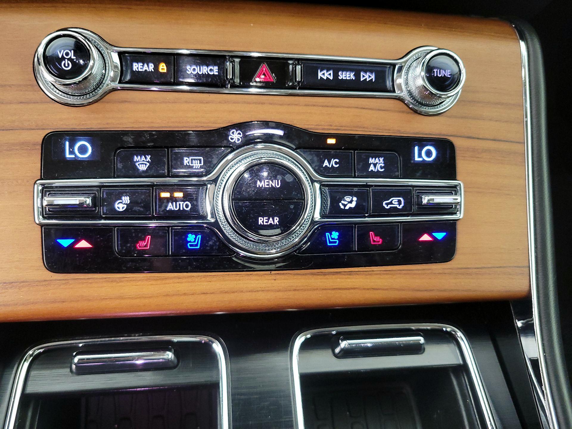 Thumbnail: 2020 Lincoln Aviator - 17
