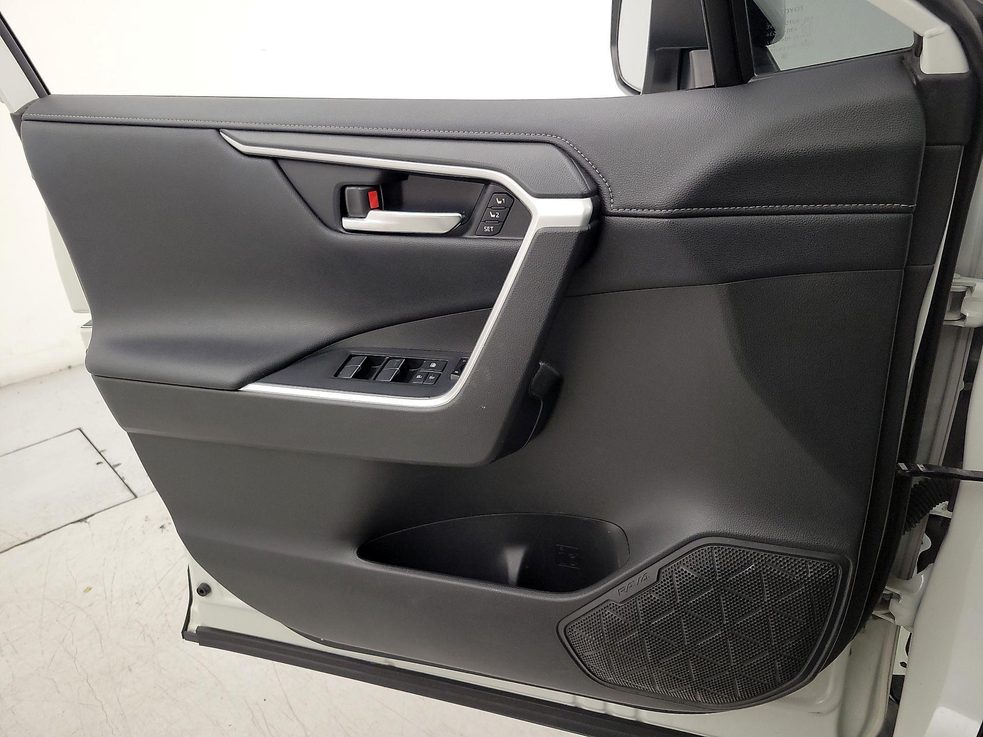 Thumbnail: 2020 Toyota RAV4 - 12