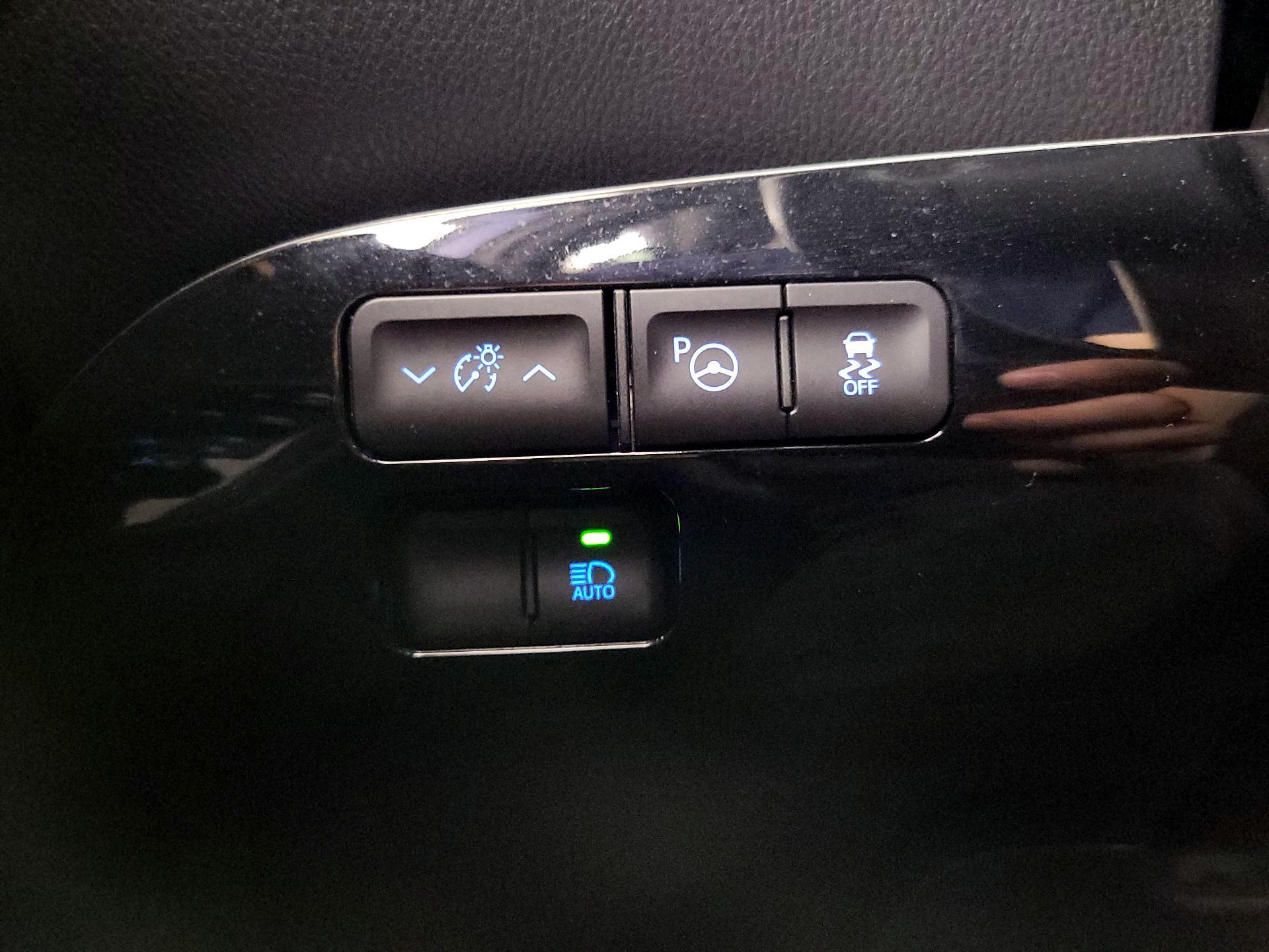 Thumbnail: 2018 Toyota Prius - 13
