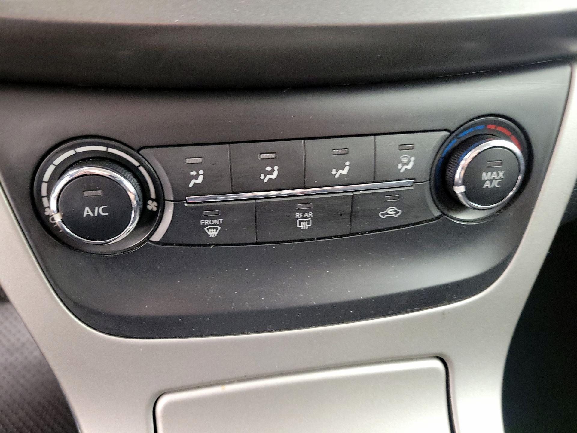 Thumbnail: 2015 Nissan Sentra - 15
