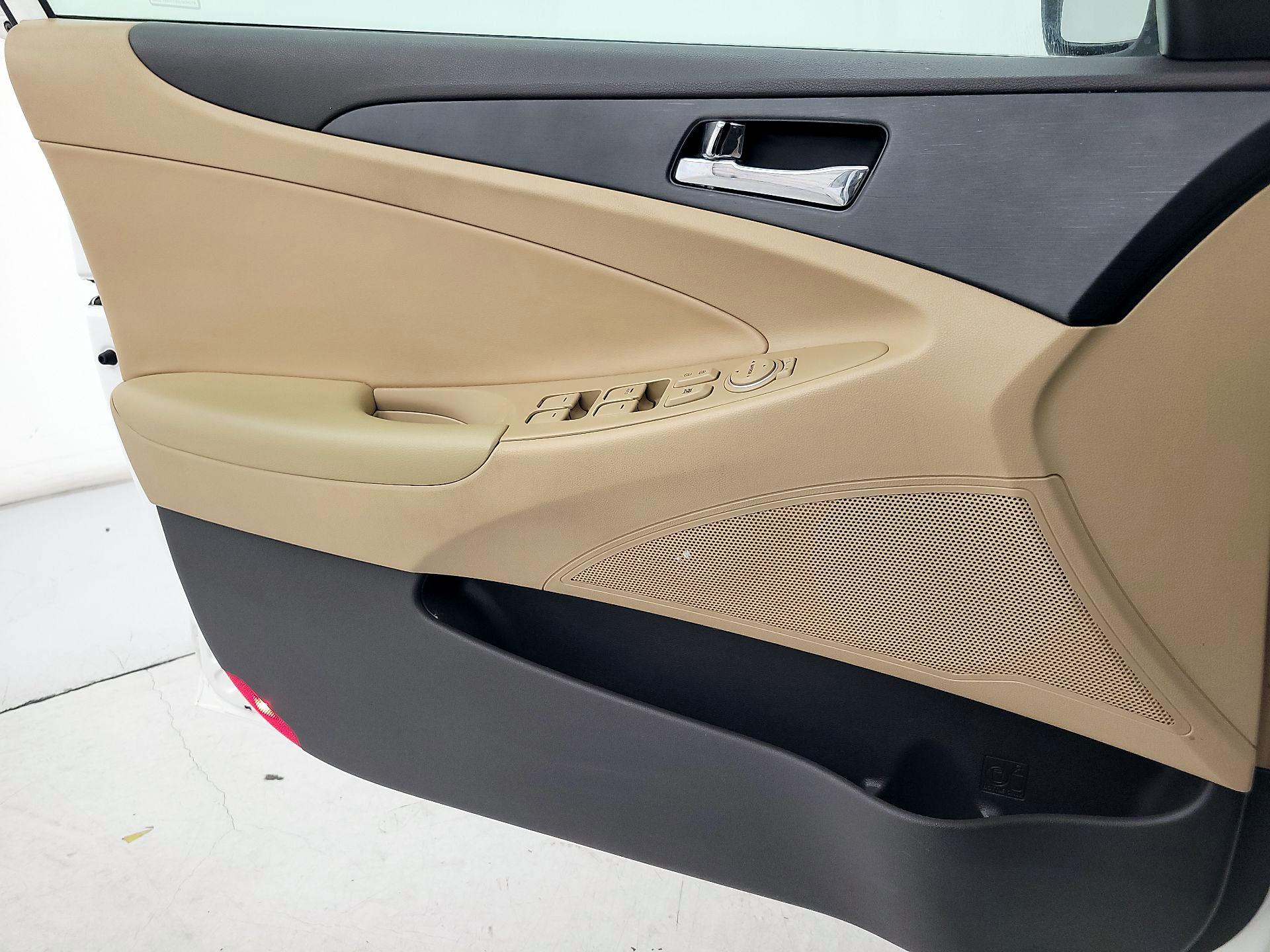 Thumbnail: 2013 Hyundai Sonata - 12