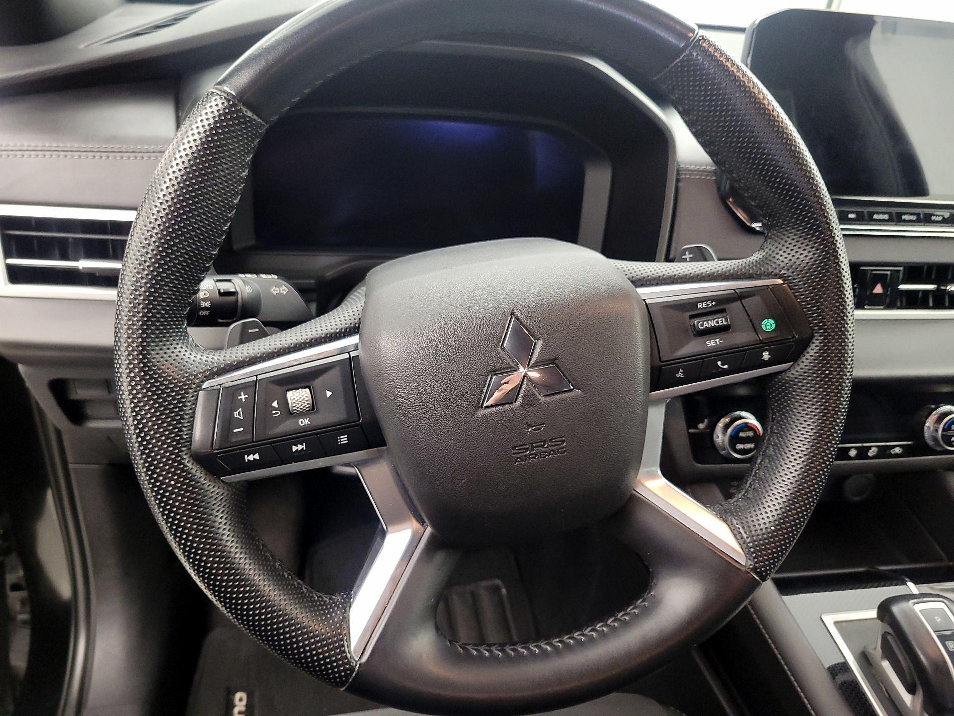 Thumbnail: 2023 Mitsubishi Outlander - 10