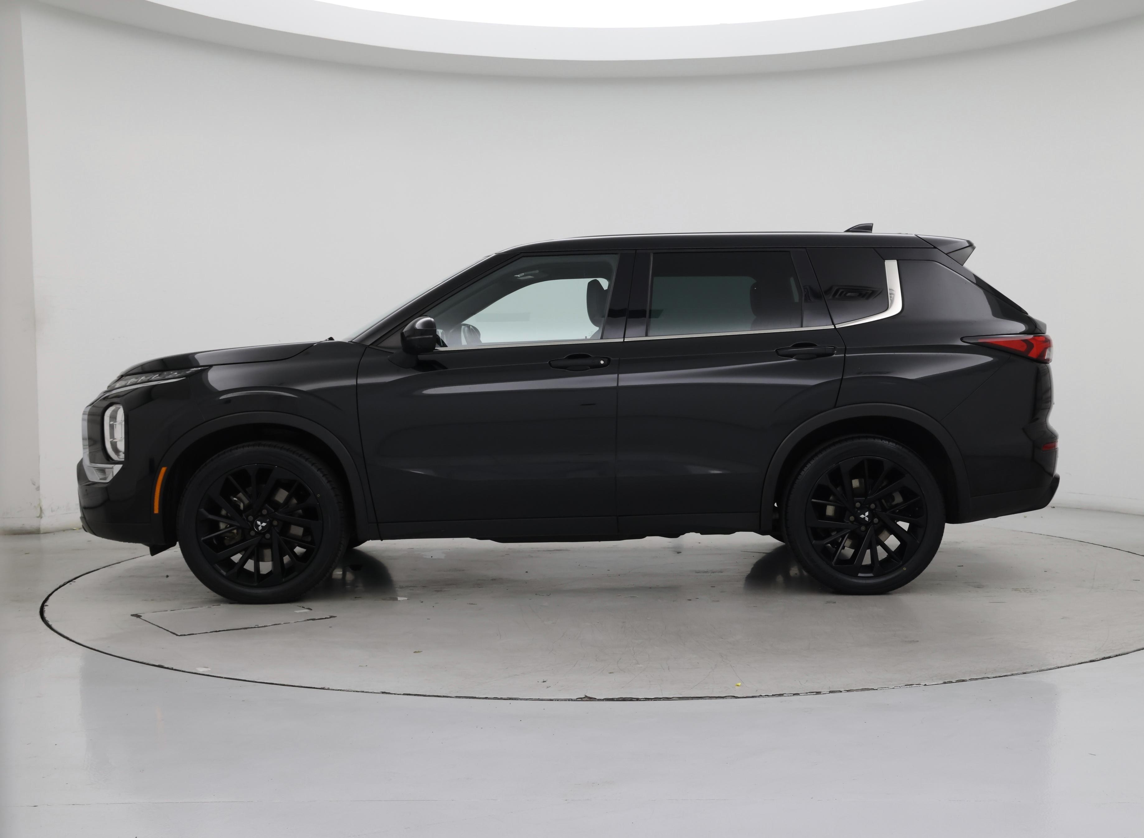 Thumbnail: 2023 Mitsubishi Outlander - 3