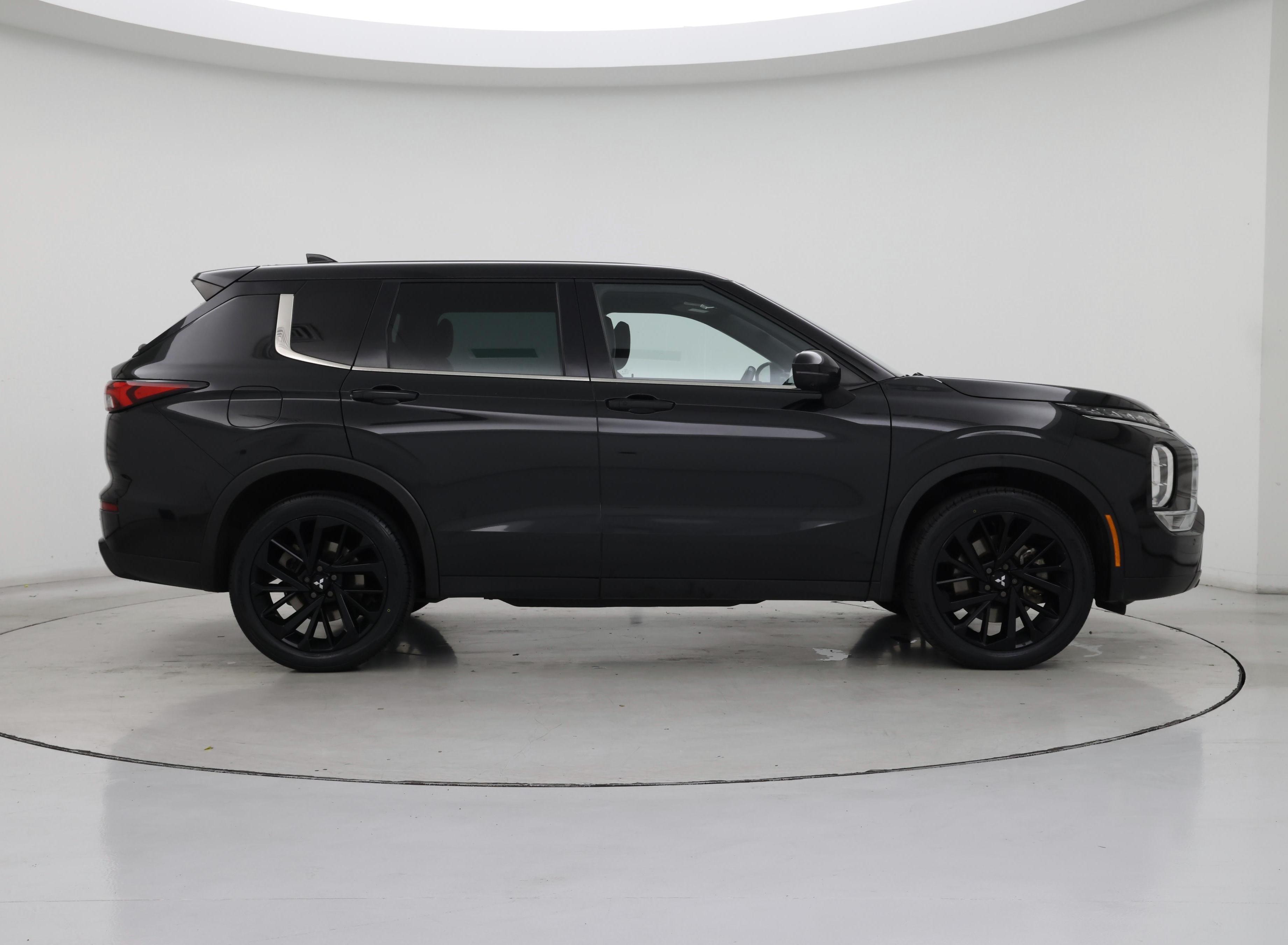 Thumbnail: 2023 Mitsubishi Outlander - 7