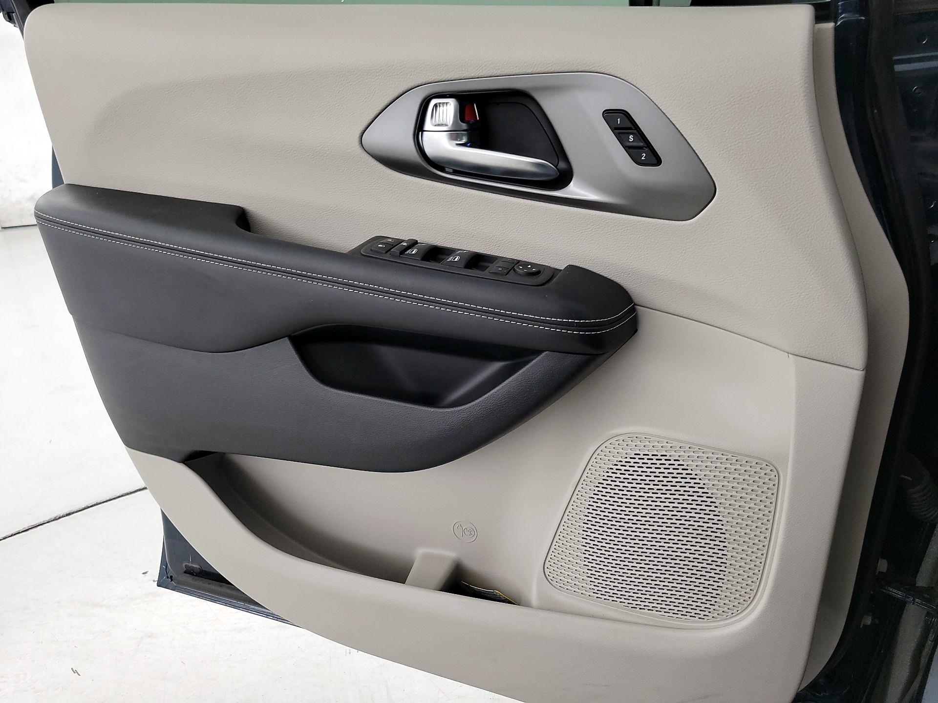 Thumbnail: 2023 Chrysler Pacifica - 12