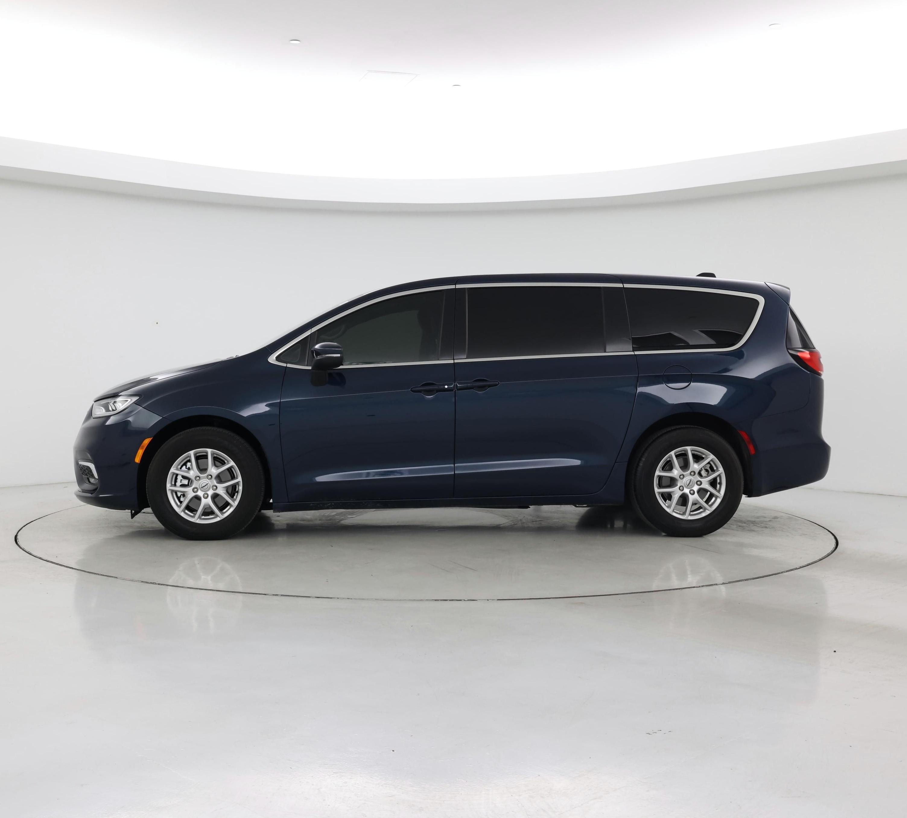 Thumbnail: 2023 Chrysler Pacifica - 3