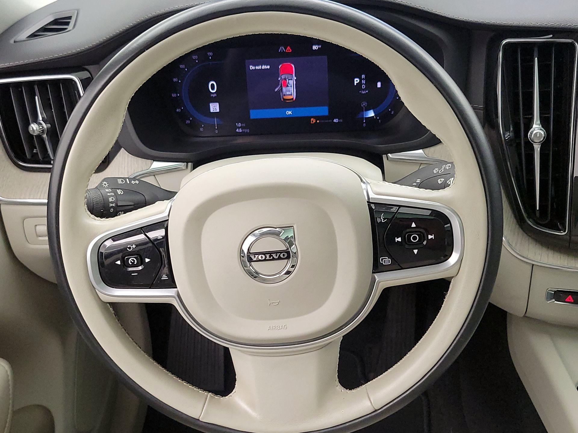 Thumbnail: 2022 Volvo XC60 - 10