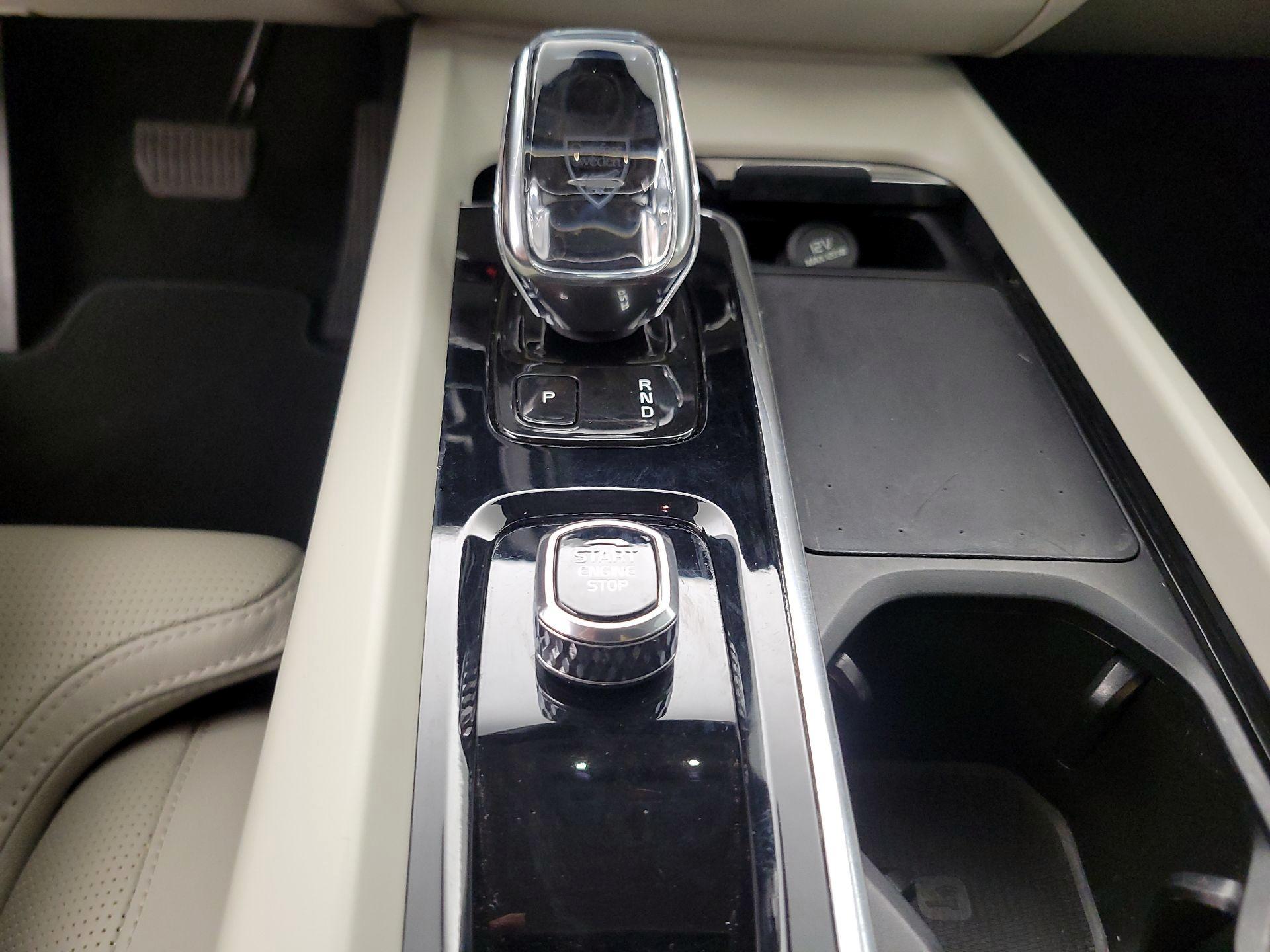 Thumbnail: 2022 Volvo XC60 - 17
