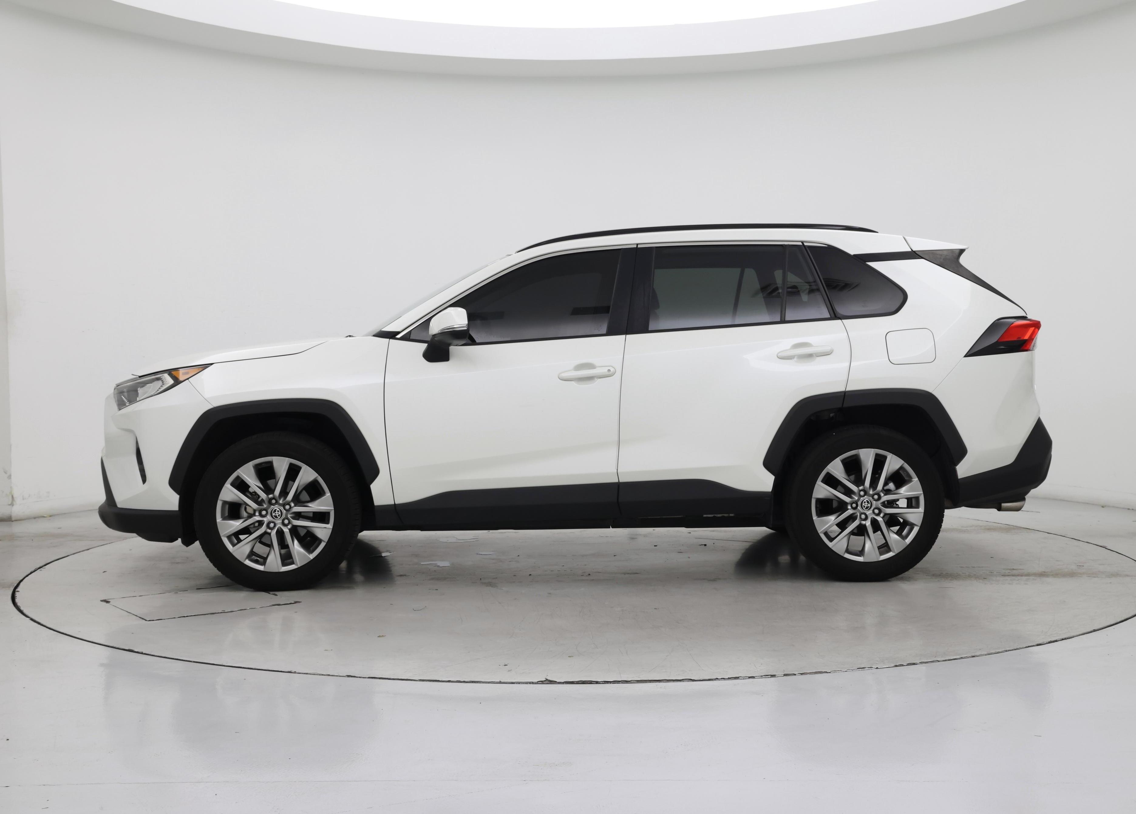 Thumbnail: 2021 Toyota RAV4 - 3