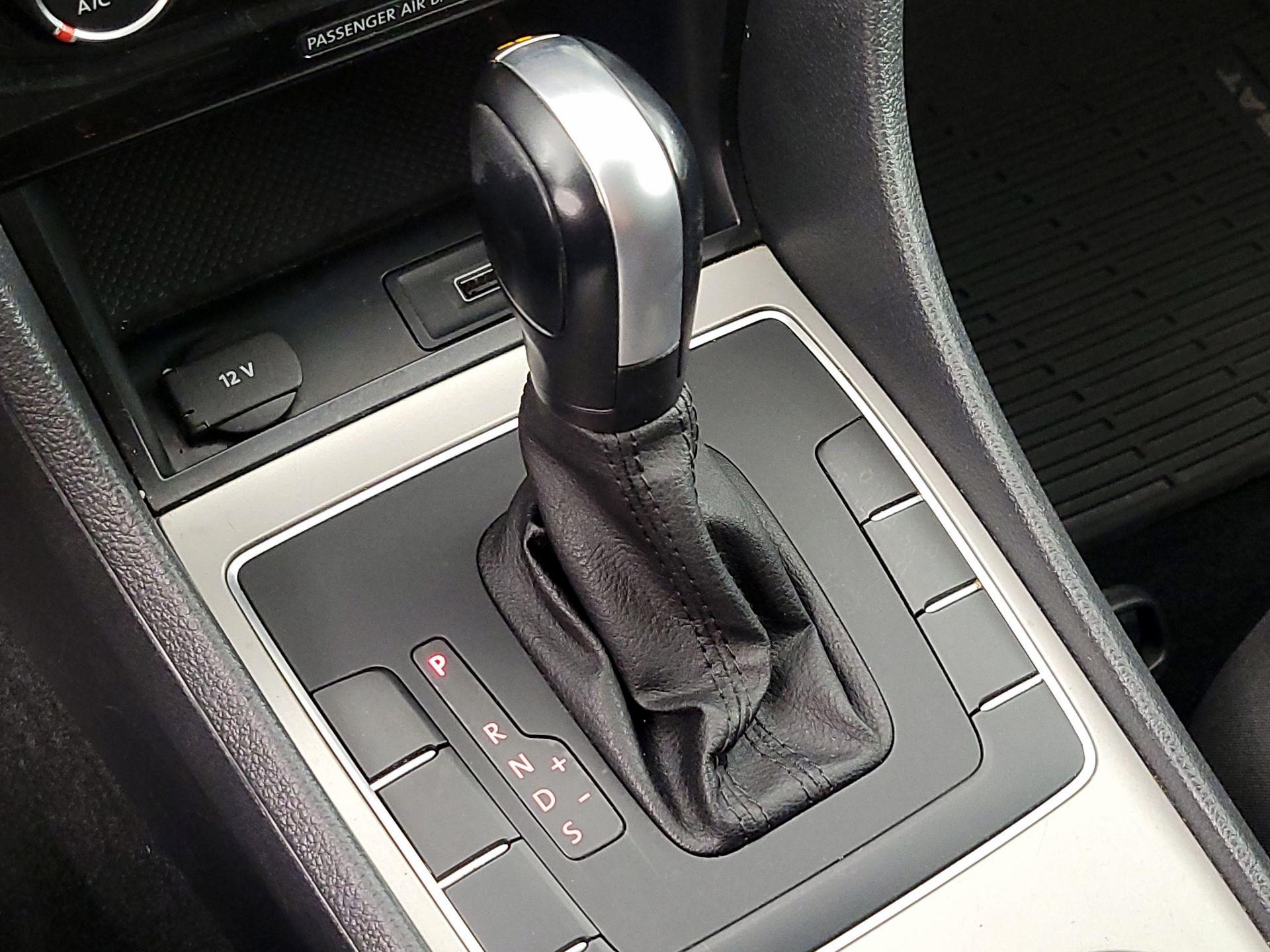 Thumbnail: 2020 Volkswagen Passat - 17